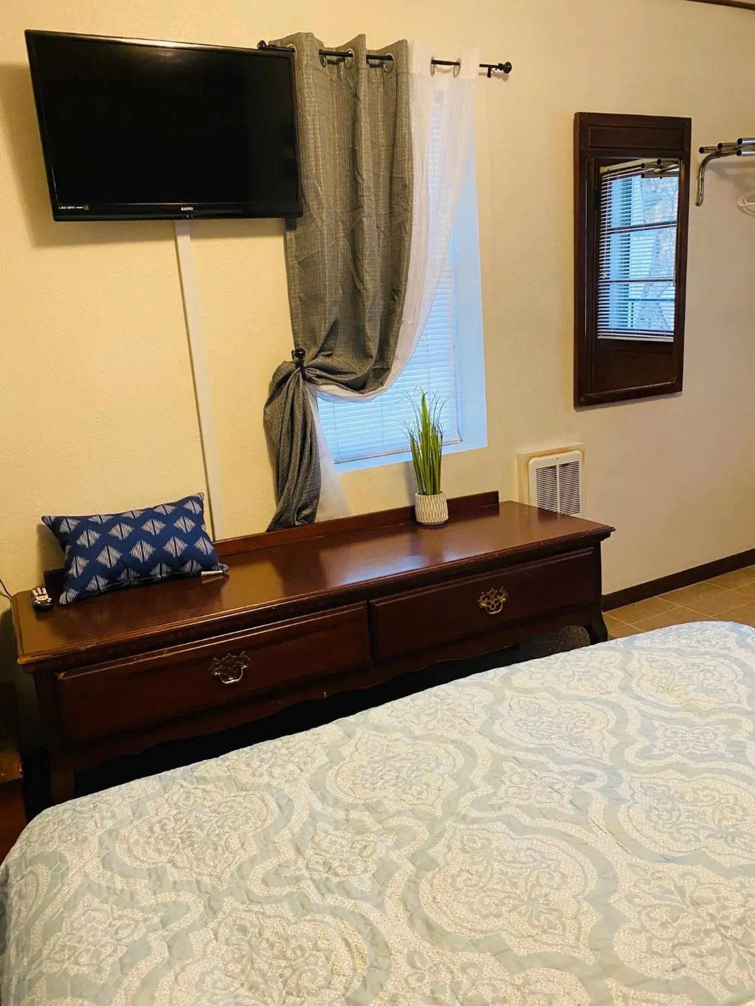 Deluxe Queen Room in Rockwood Resort Motel Deluxe Queen Room in Rockwood Resort Motel