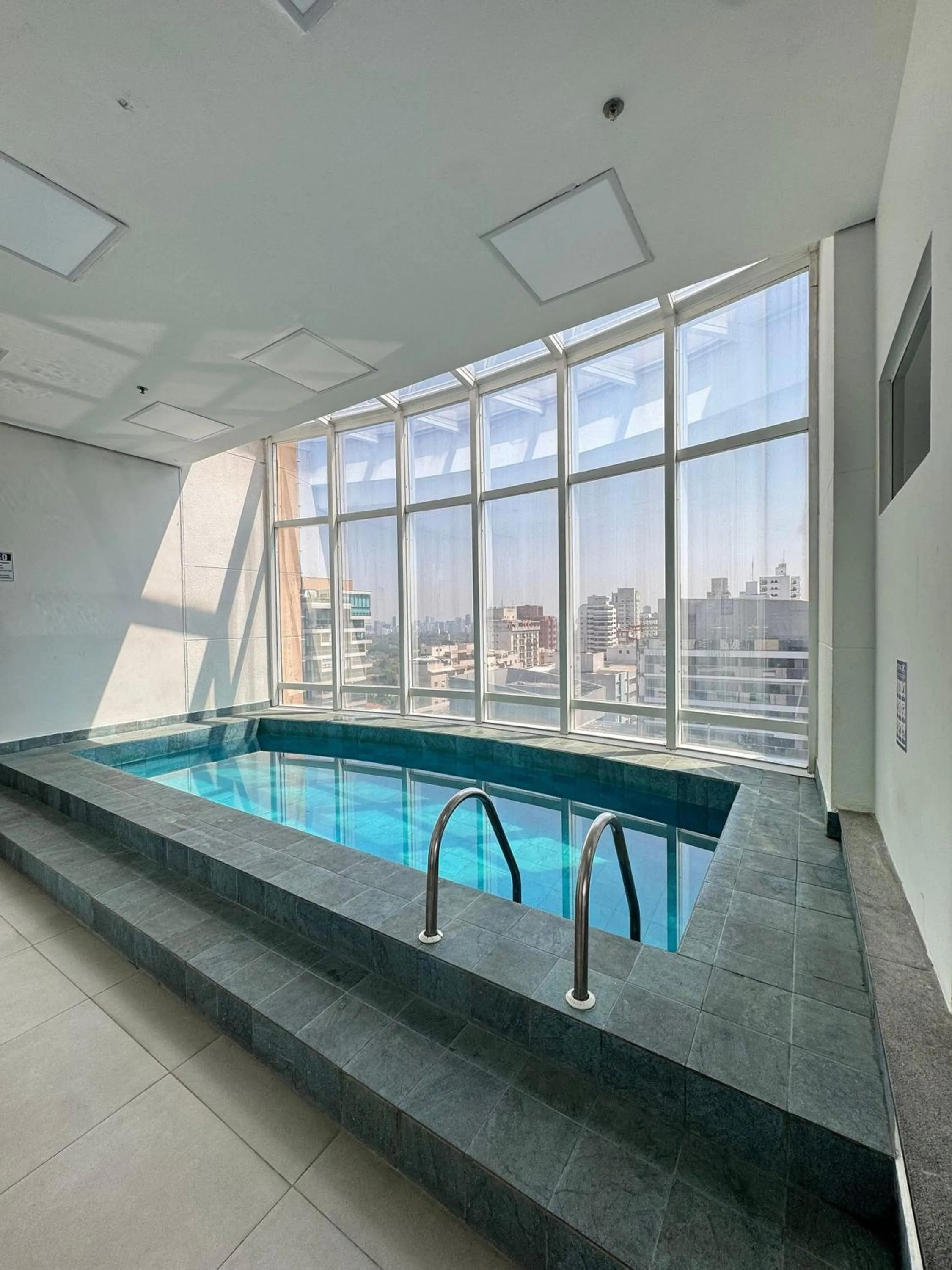 Swimming pool in Get a Flat 1103/Jardins /Paulista