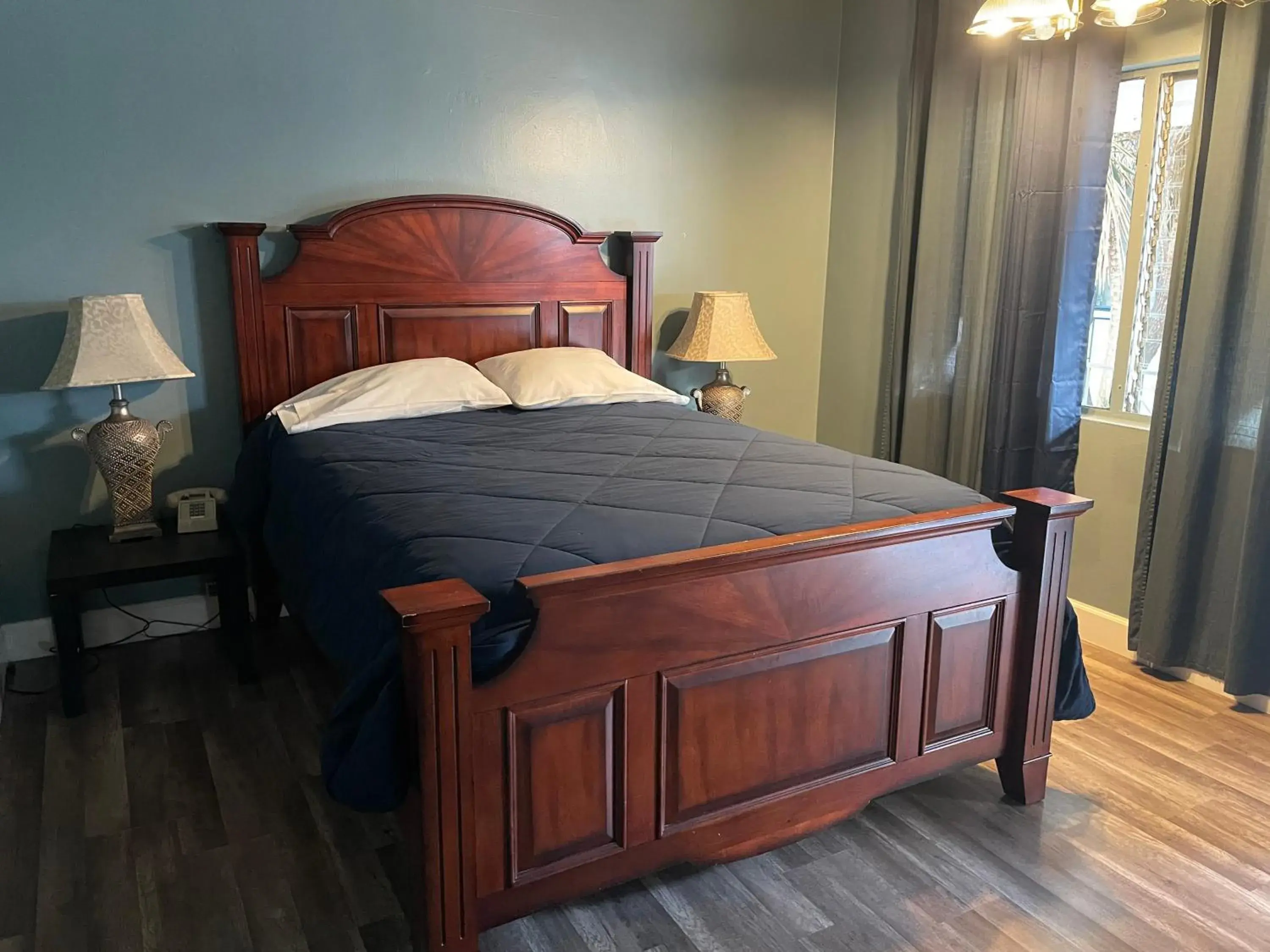 Bed in LA Adventurer Hotel Bed in LA Adventurer Hotel