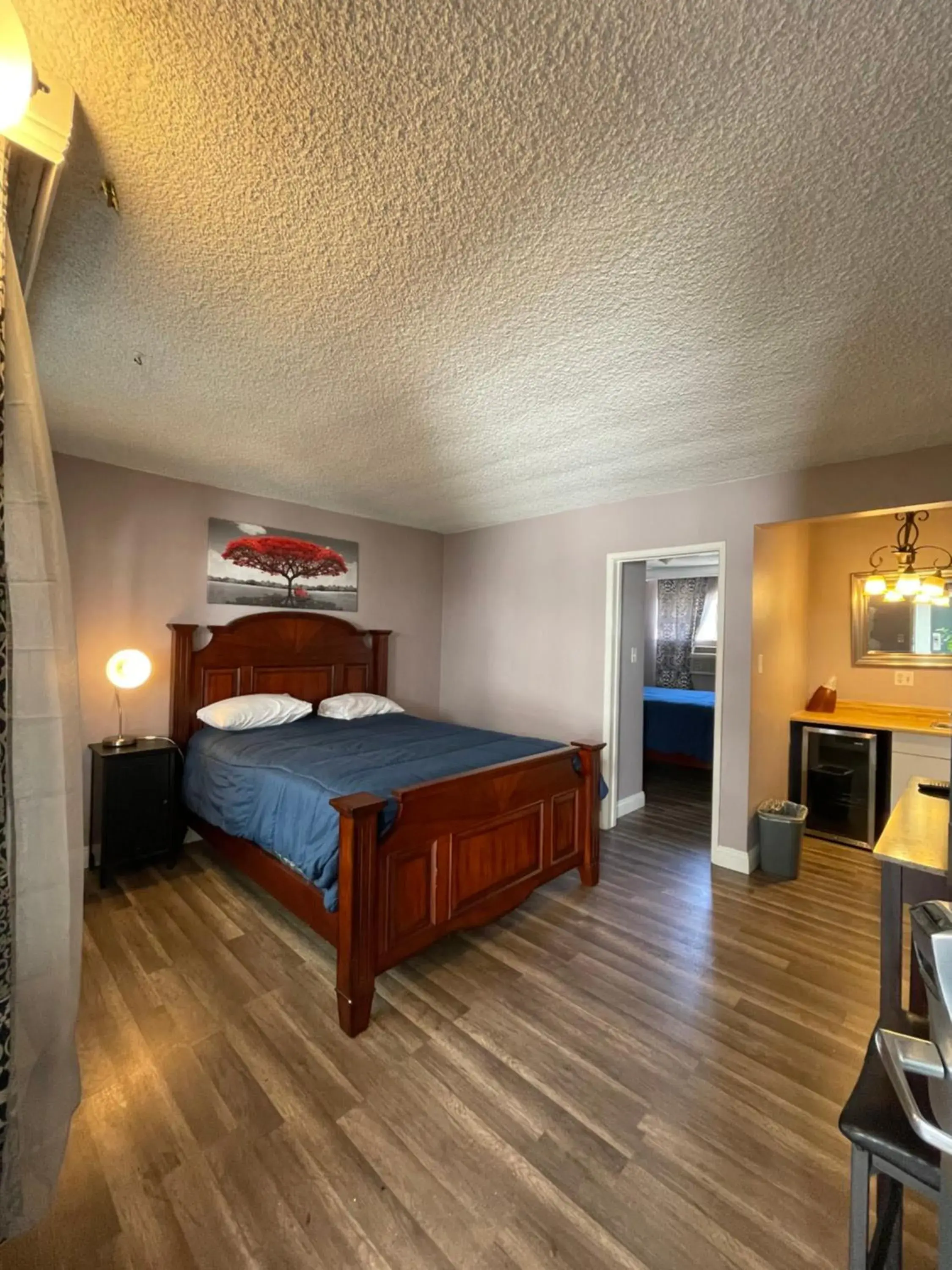 Bed in LA Adventurer Hotel Bed in LA Adventurer Hotel