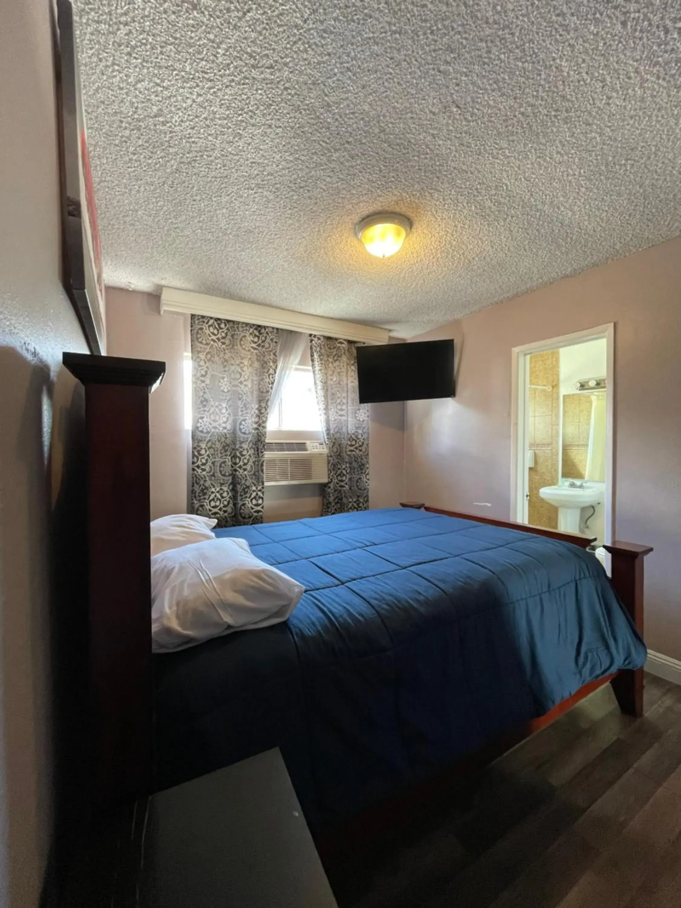 Bed in LA Adventurer Hotel Bed in LA Adventurer Hotel