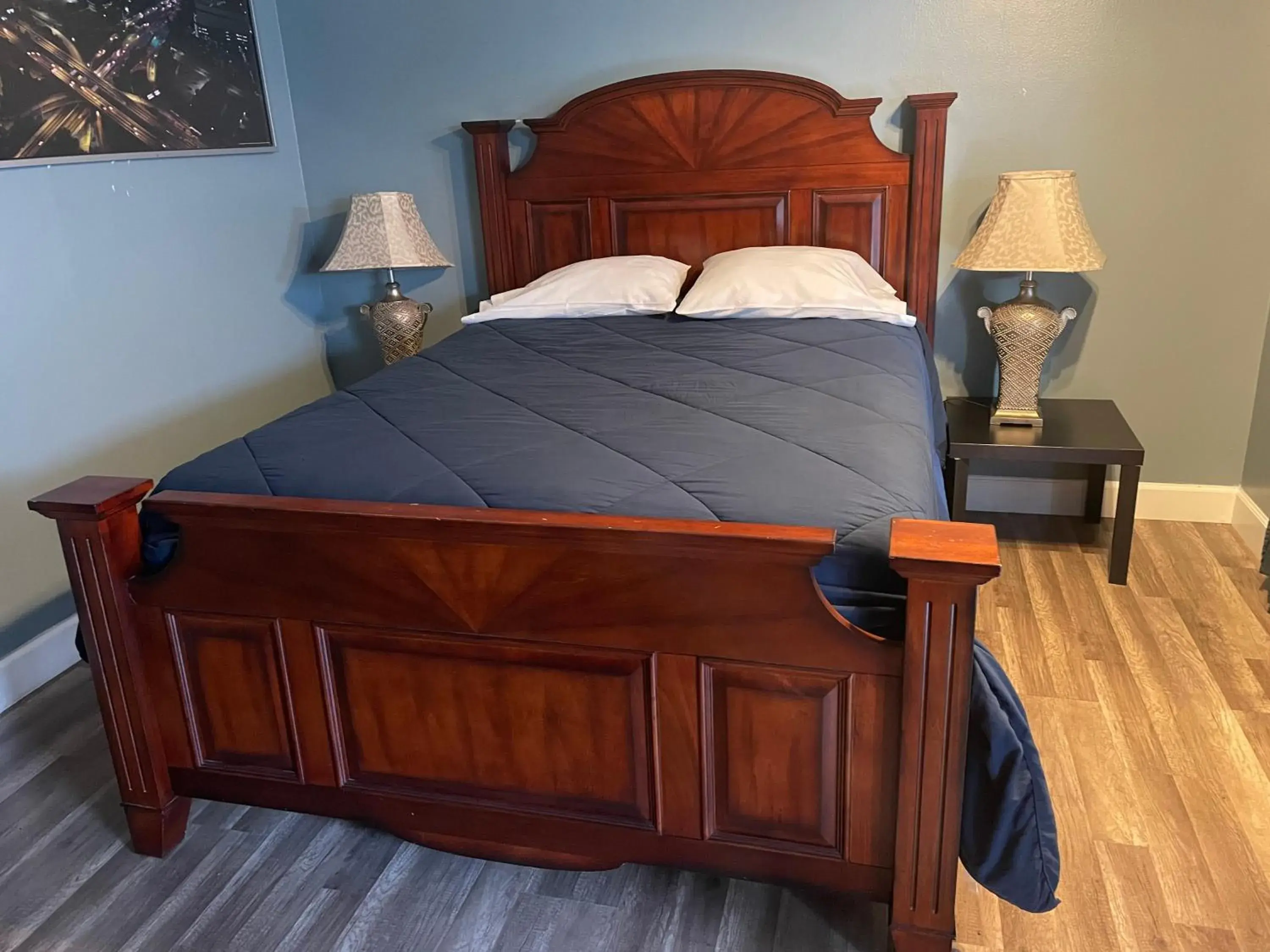 Bed in LA Adventurer Hotel Bed in LA Adventurer Hotel