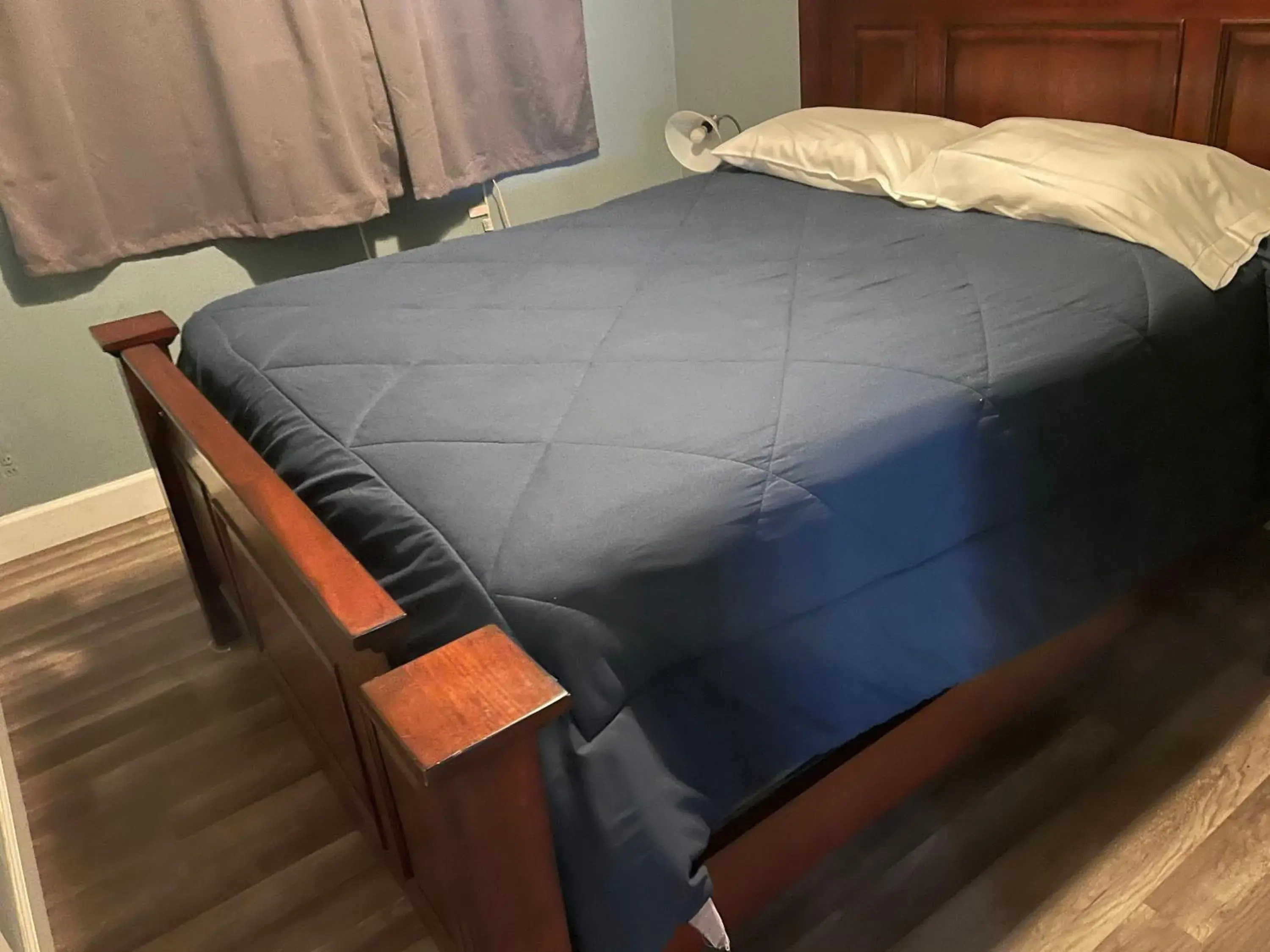 Bed in LA Adventurer Hotel Bed in LA Adventurer Hotel