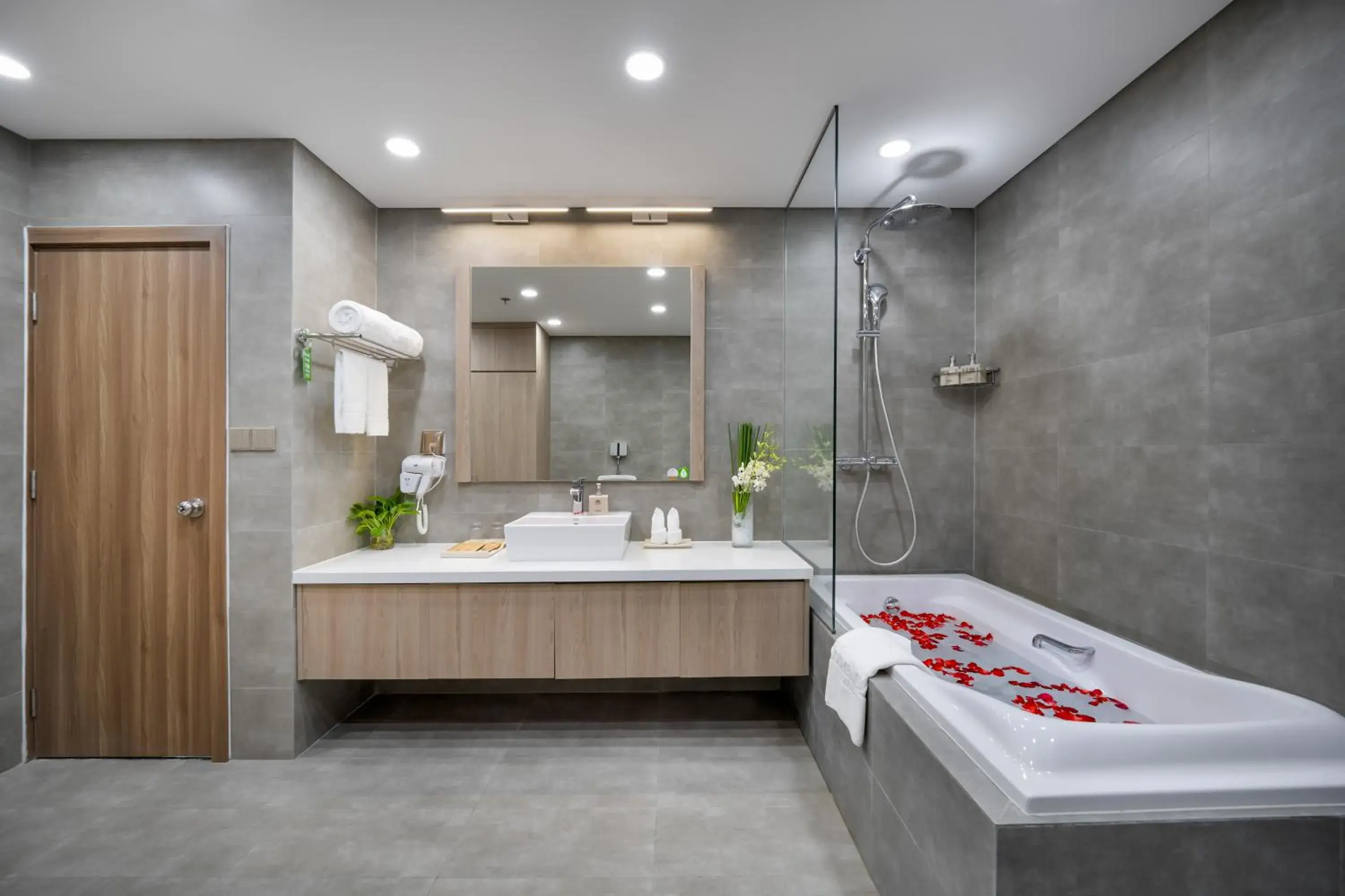 Shower, Bed in Nguyen Gia Hotel Shower, Bed in Nguyen Gia Hotel