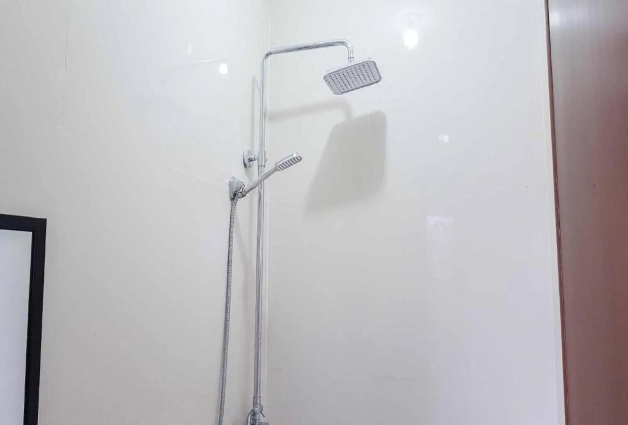 Shower in RedDoorz Plus @ Lhexlyn Resort San Narciso