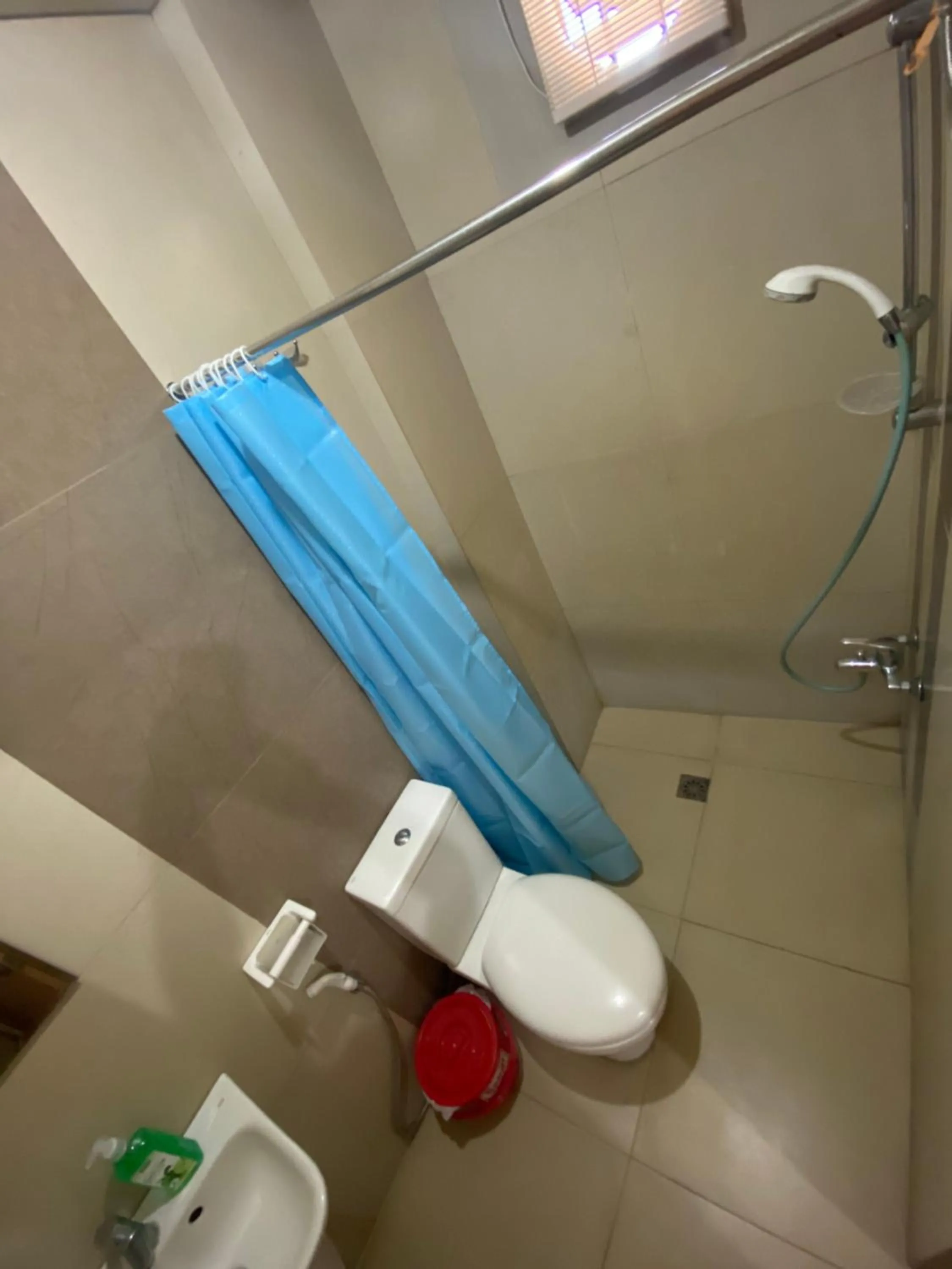 Shower in RedDoorz Plus @ Lhexlyn Resort San Narciso