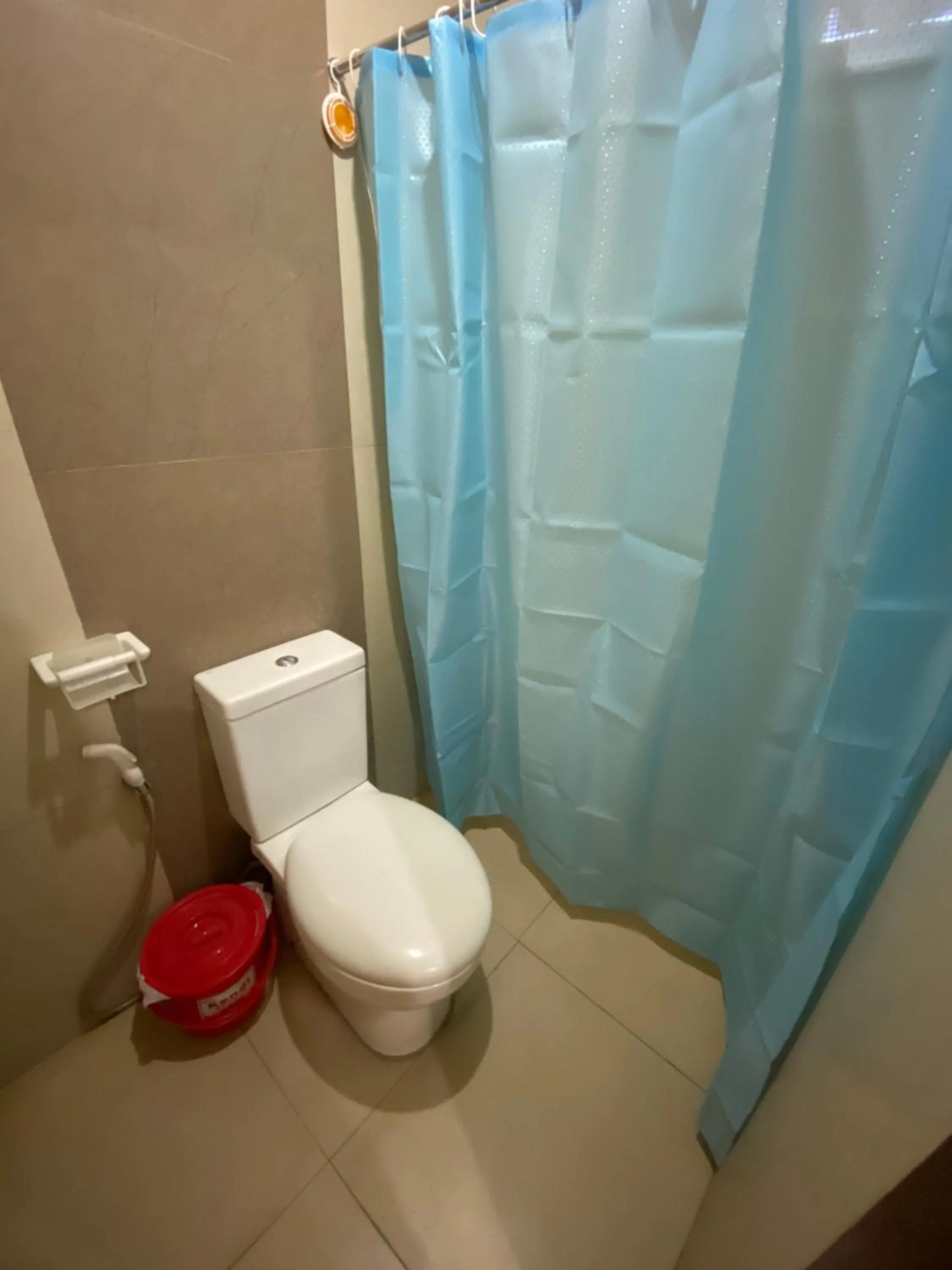 Shower in RedDoorz Plus @ Lhexlyn Resort San Narciso