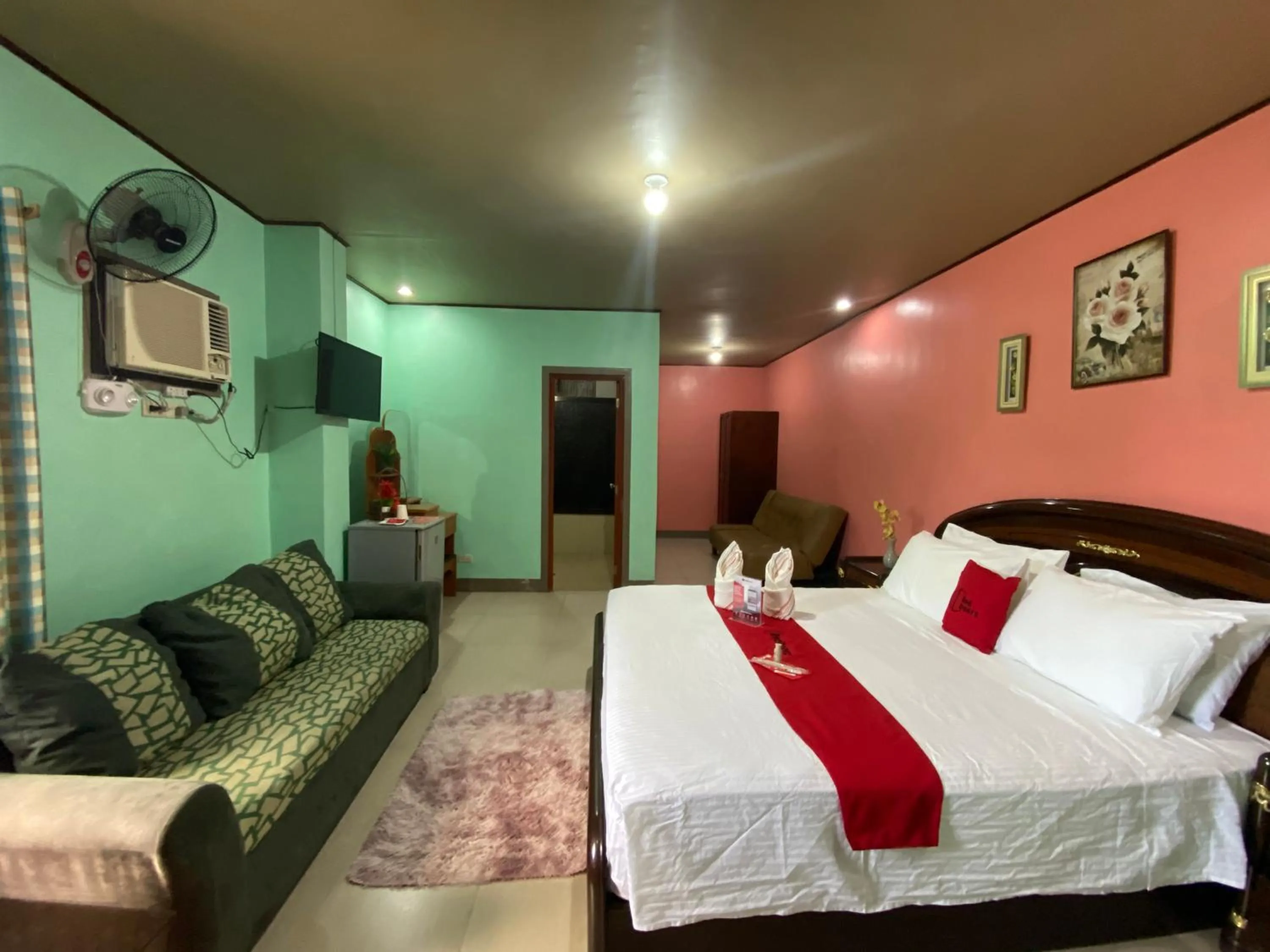 Bed in RedDoorz Plus @ Lhexlyn Resort San Narciso