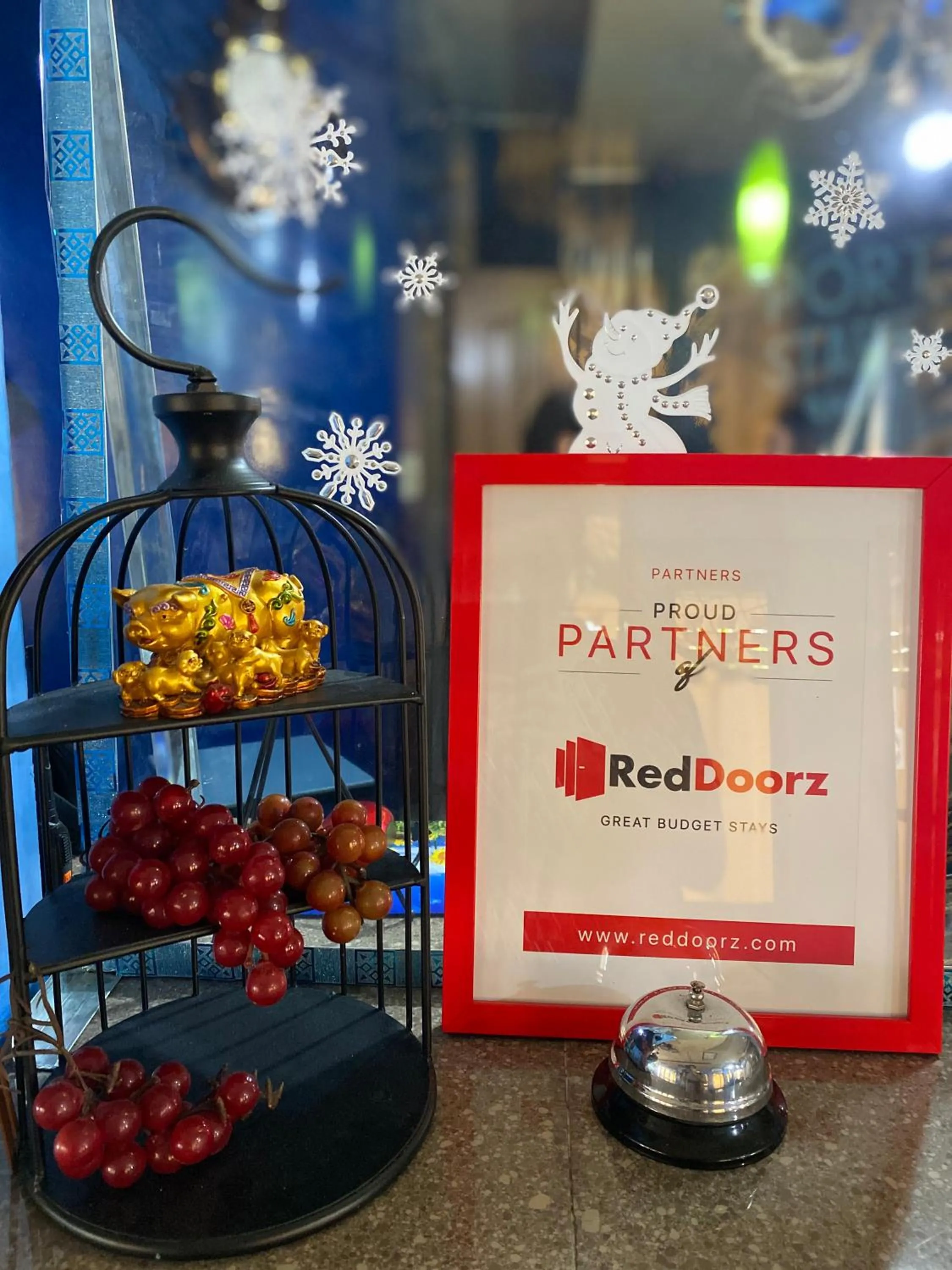 Logo/Certificate/Sign in RedDoorz Plus @ Lhexlyn Resort San Narciso