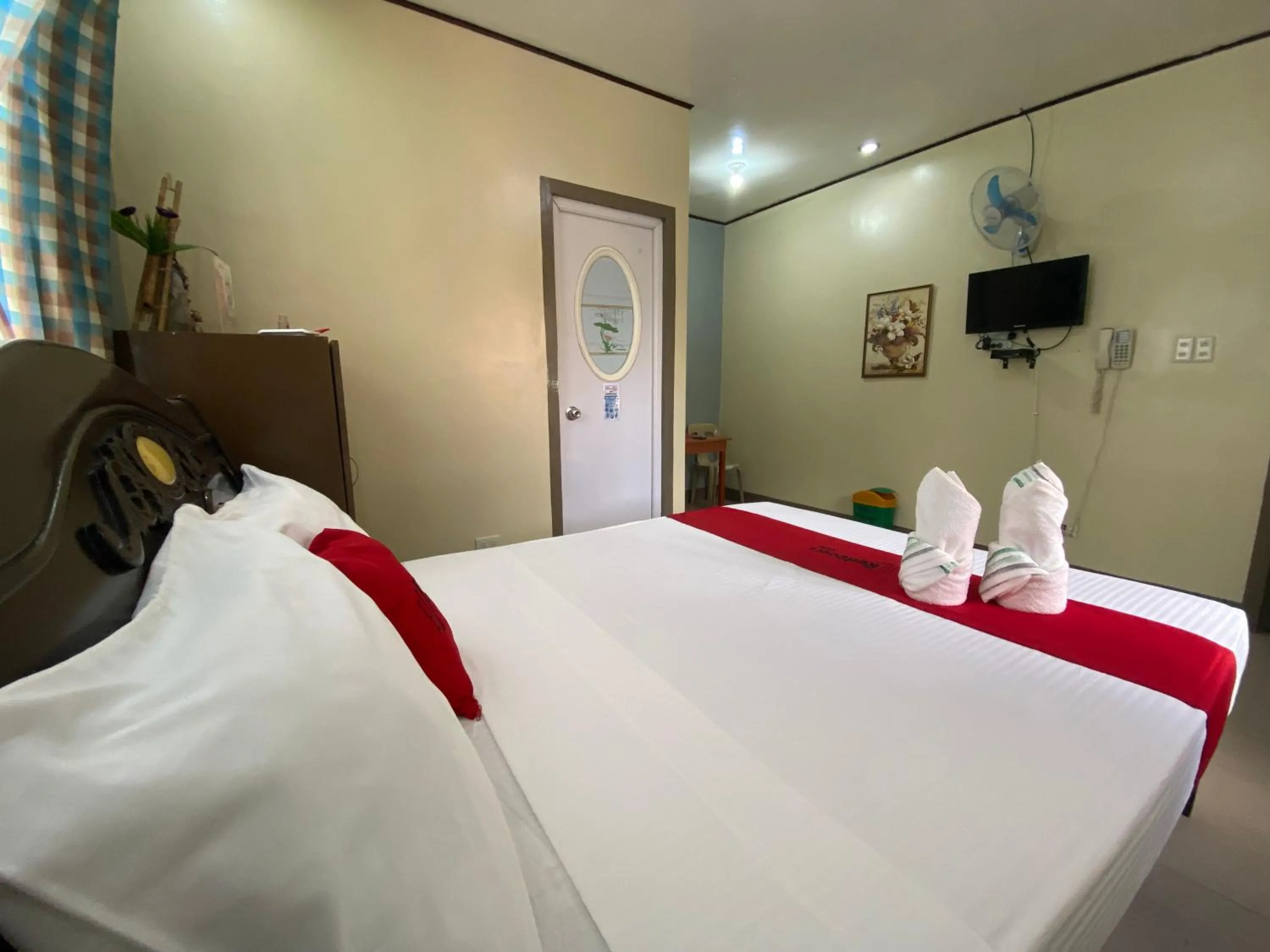 TV and multimedia in RedDoorz Plus @ Lhexlyn Resort San Narciso