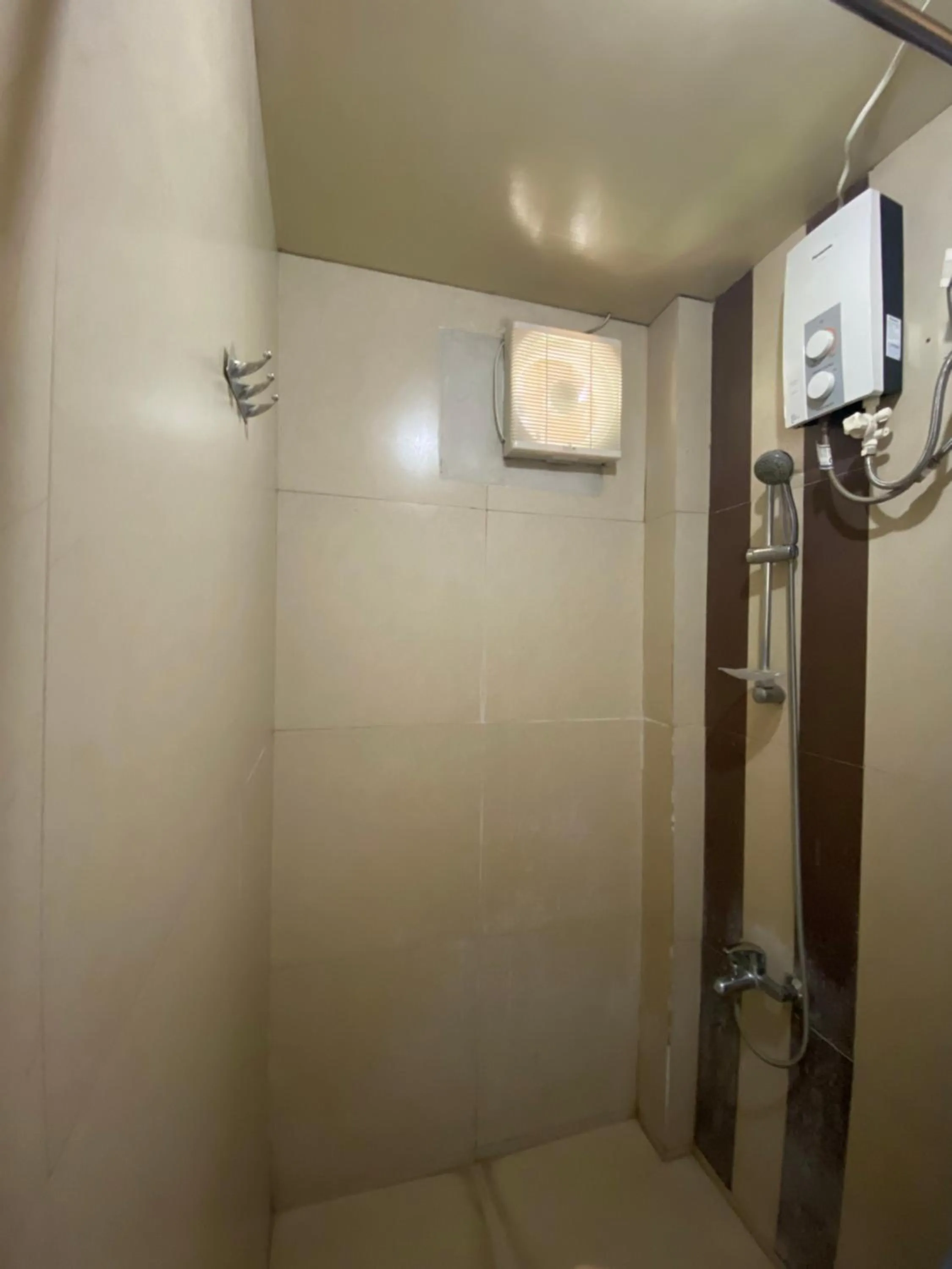 Shower in RedDoorz Plus @ Lhexlyn Resort San Narciso