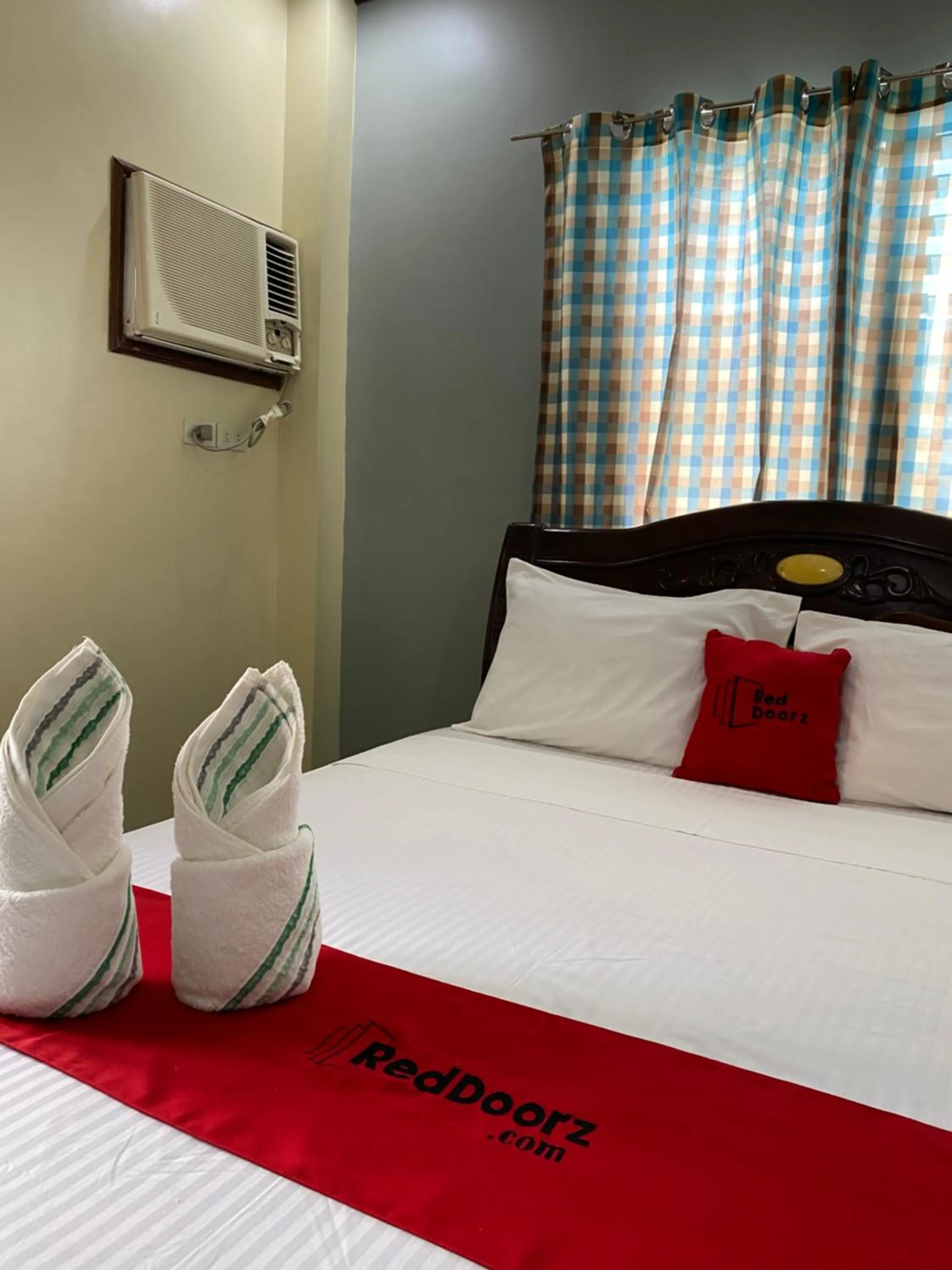 Bed in RedDoorz Plus @ Lhexlyn Resort San Narciso