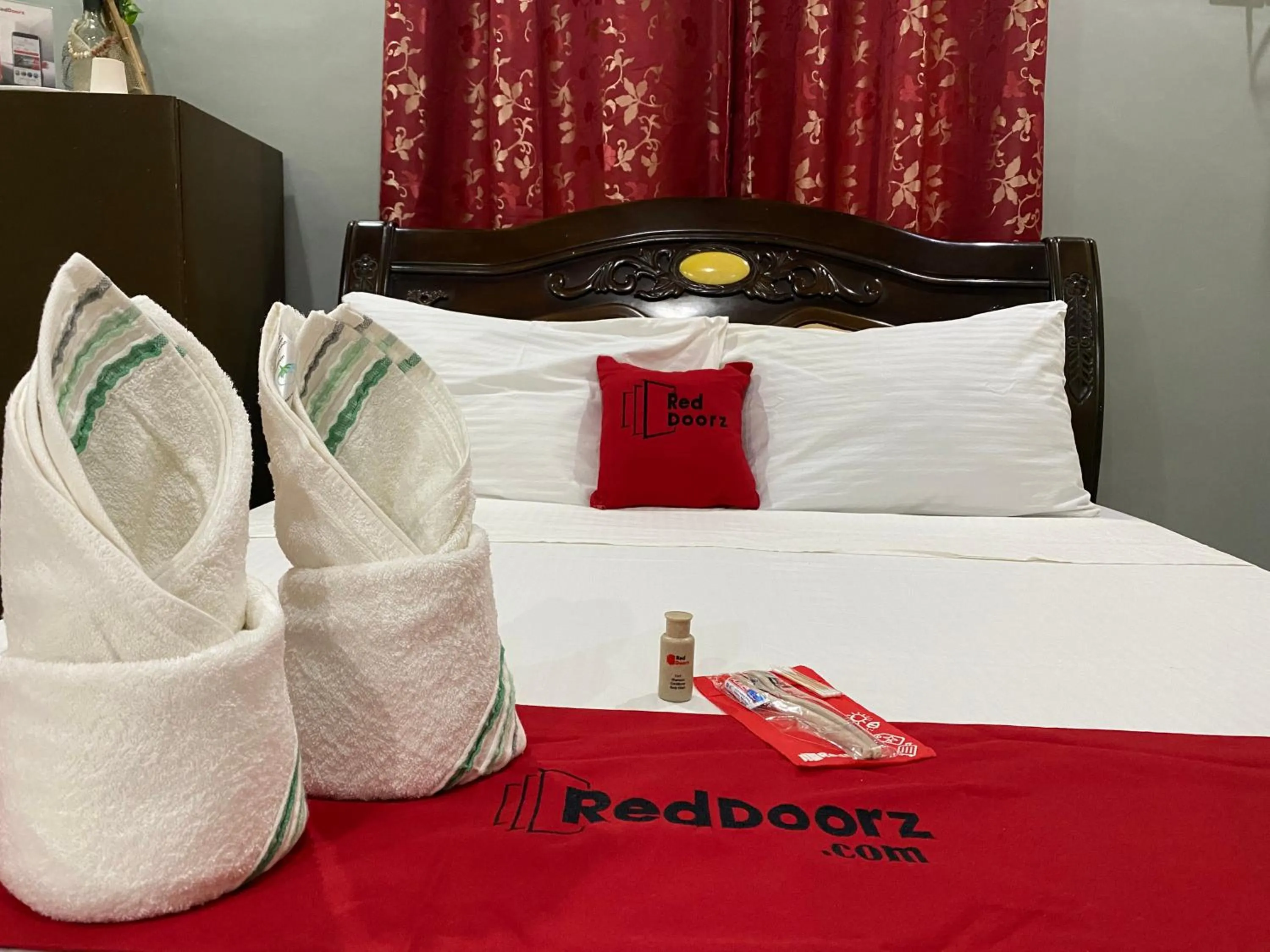 Bed in RedDoorz Plus @ Lhexlyn Resort San Narciso