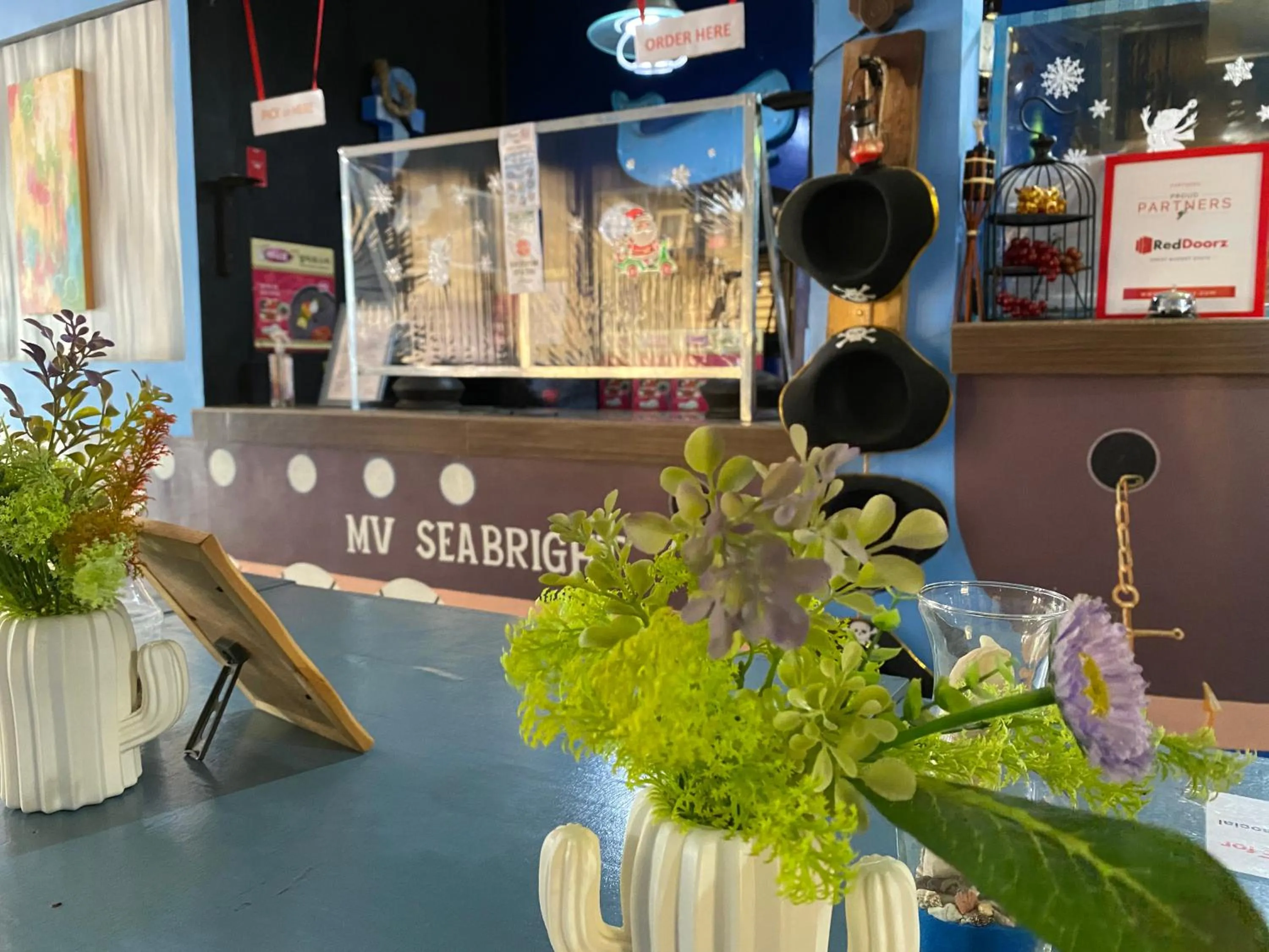 Lobby or reception in RedDoorz Plus @ Lhexlyn Resort San Narciso