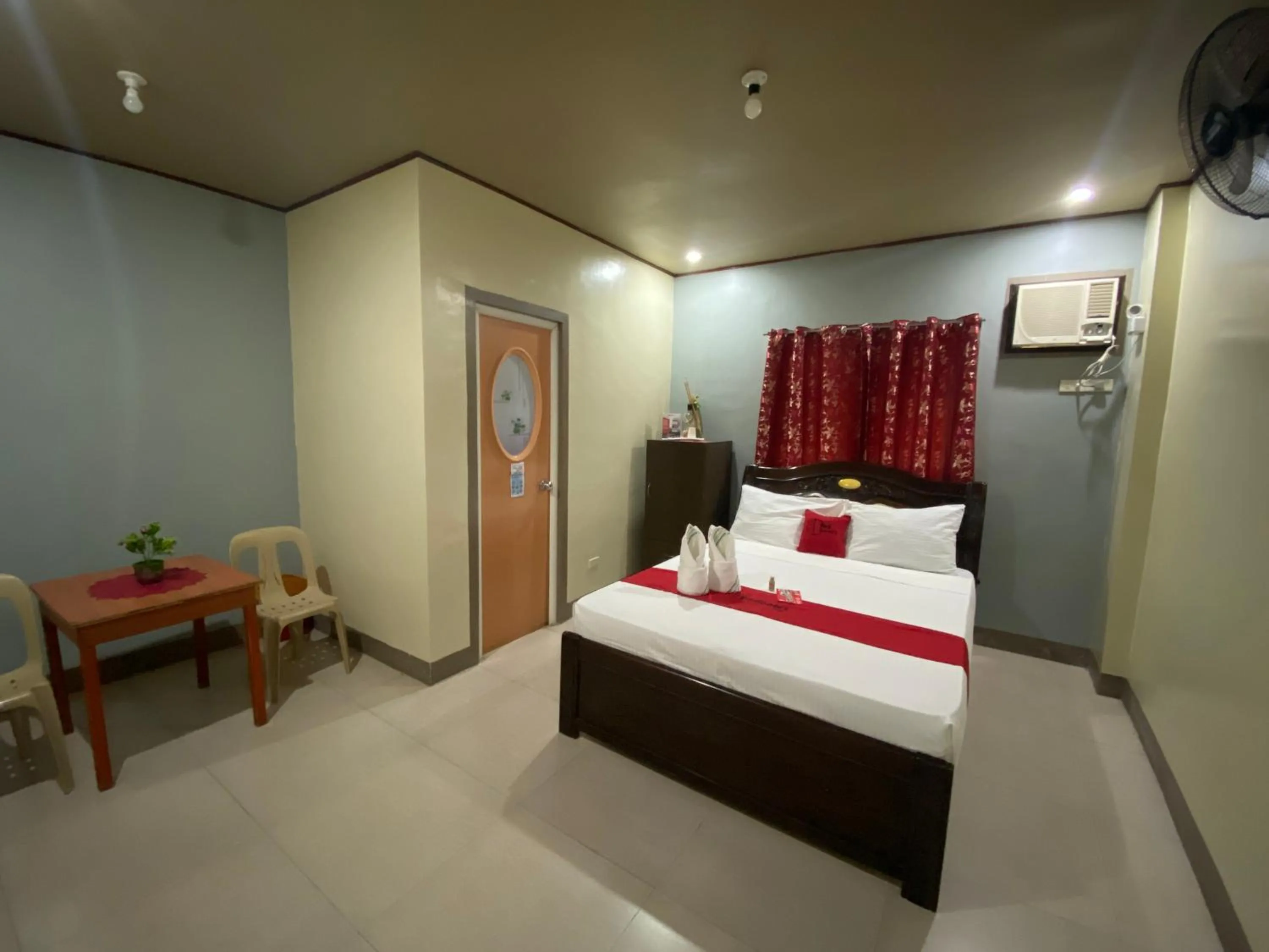 Bedroom in RedDoorz Plus @ Lhexlyn Resort San Narciso