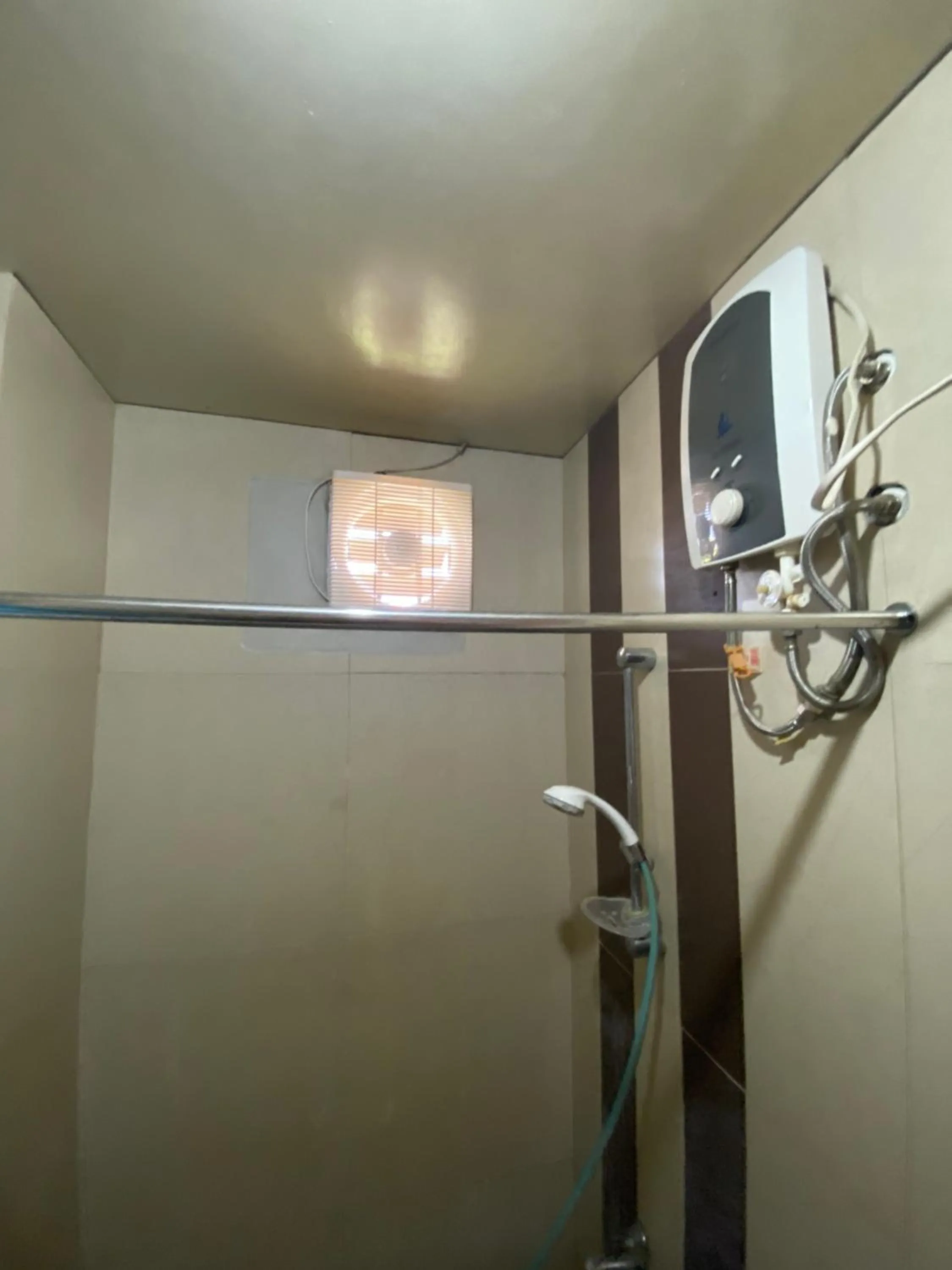 Shower in RedDoorz Plus @ Lhexlyn Resort San Narciso