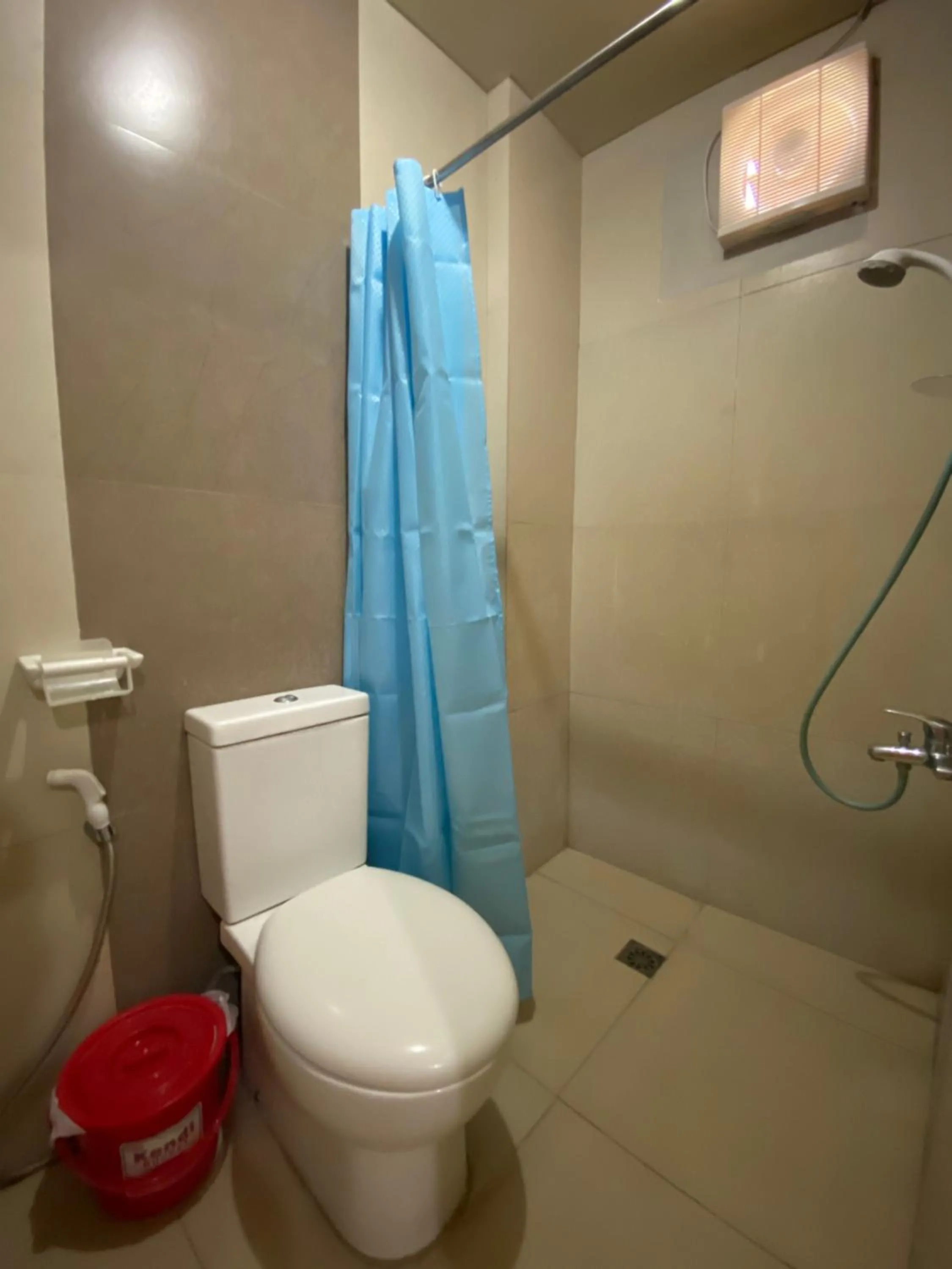 Shower in RedDoorz Plus @ Lhexlyn Resort San Narciso