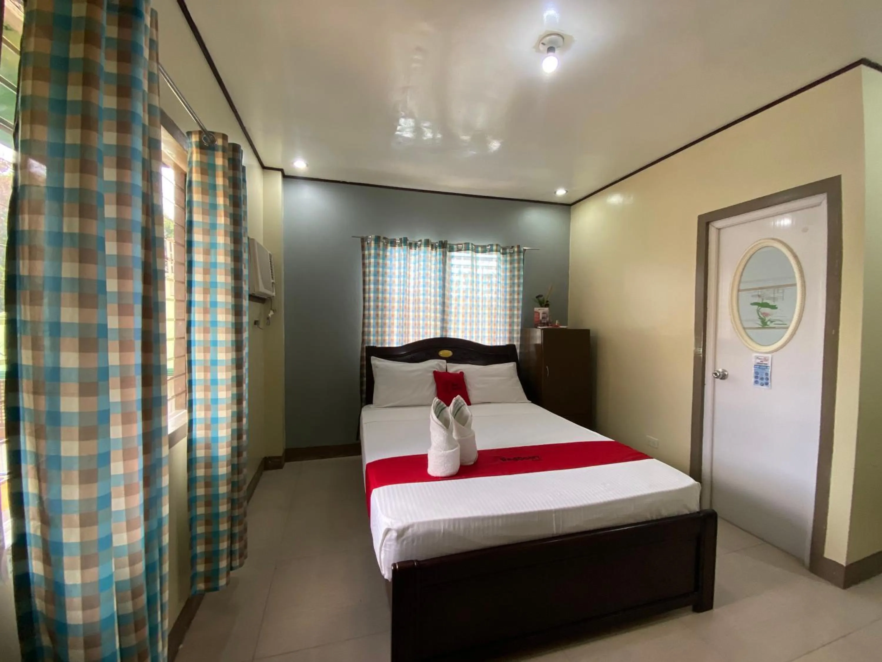 Bed in RedDoorz Plus @ Lhexlyn Resort San Narciso