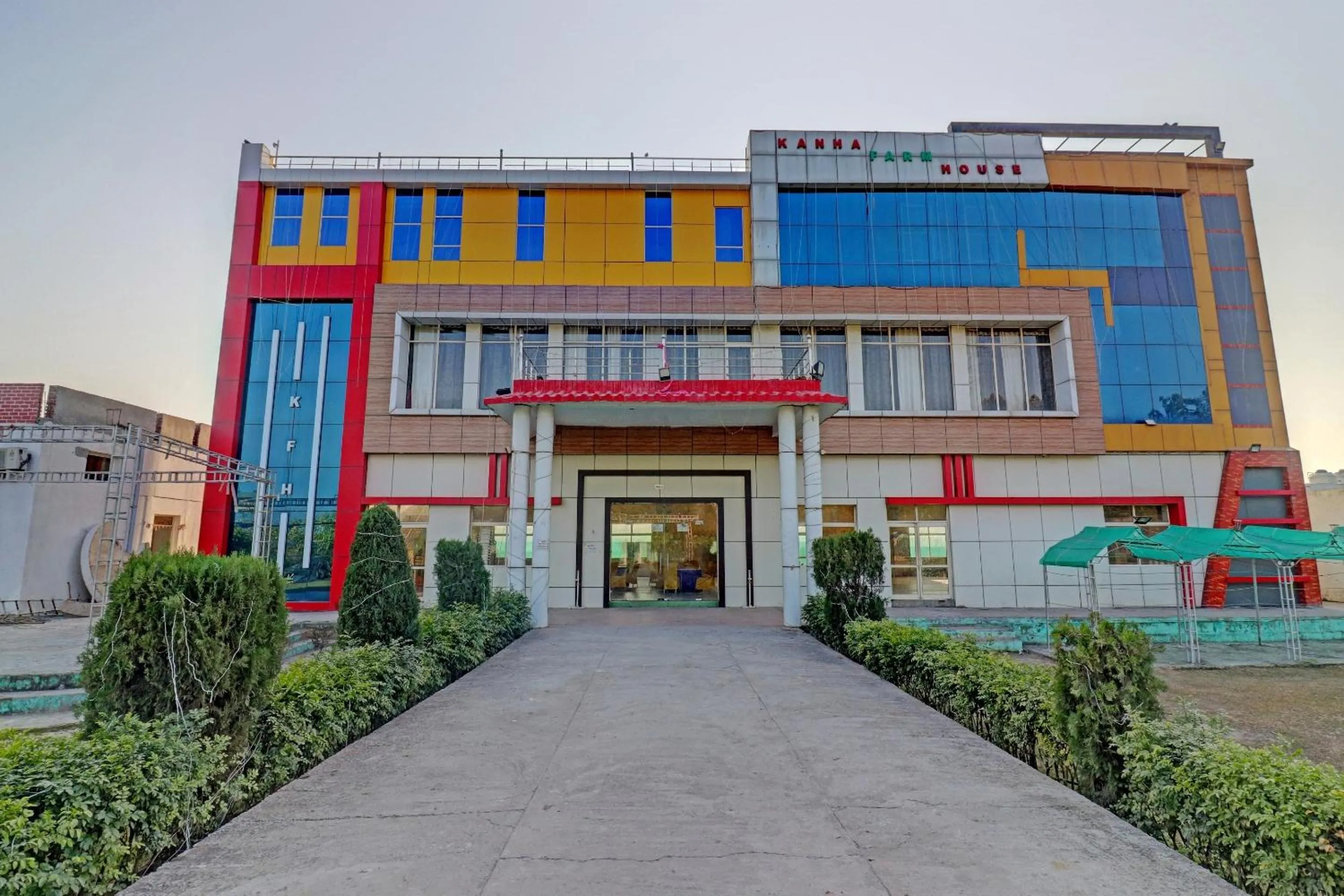 Facade/entrance in Capital O Kanha Resort