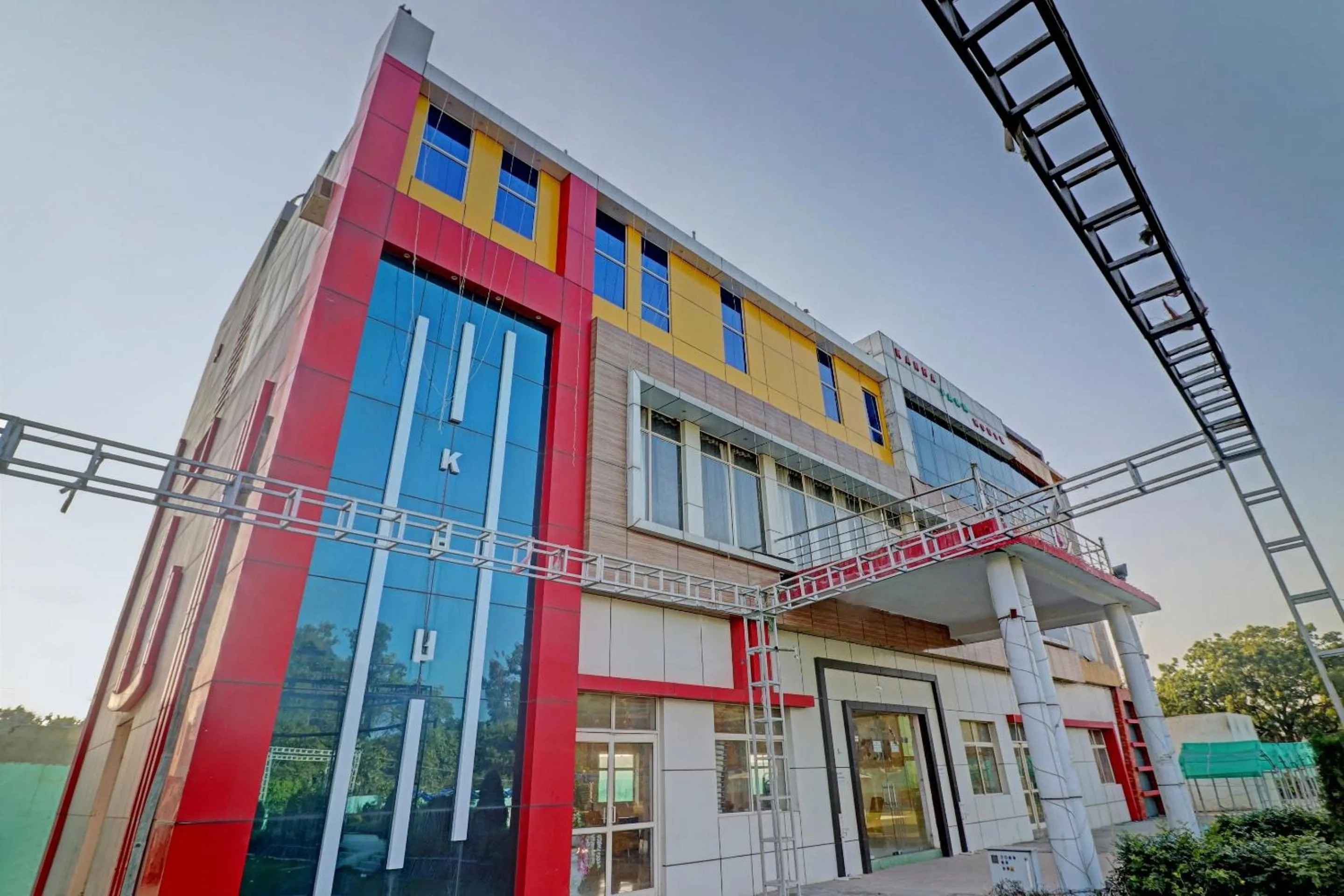 Facade/entrance in Capital O Kanha Resort