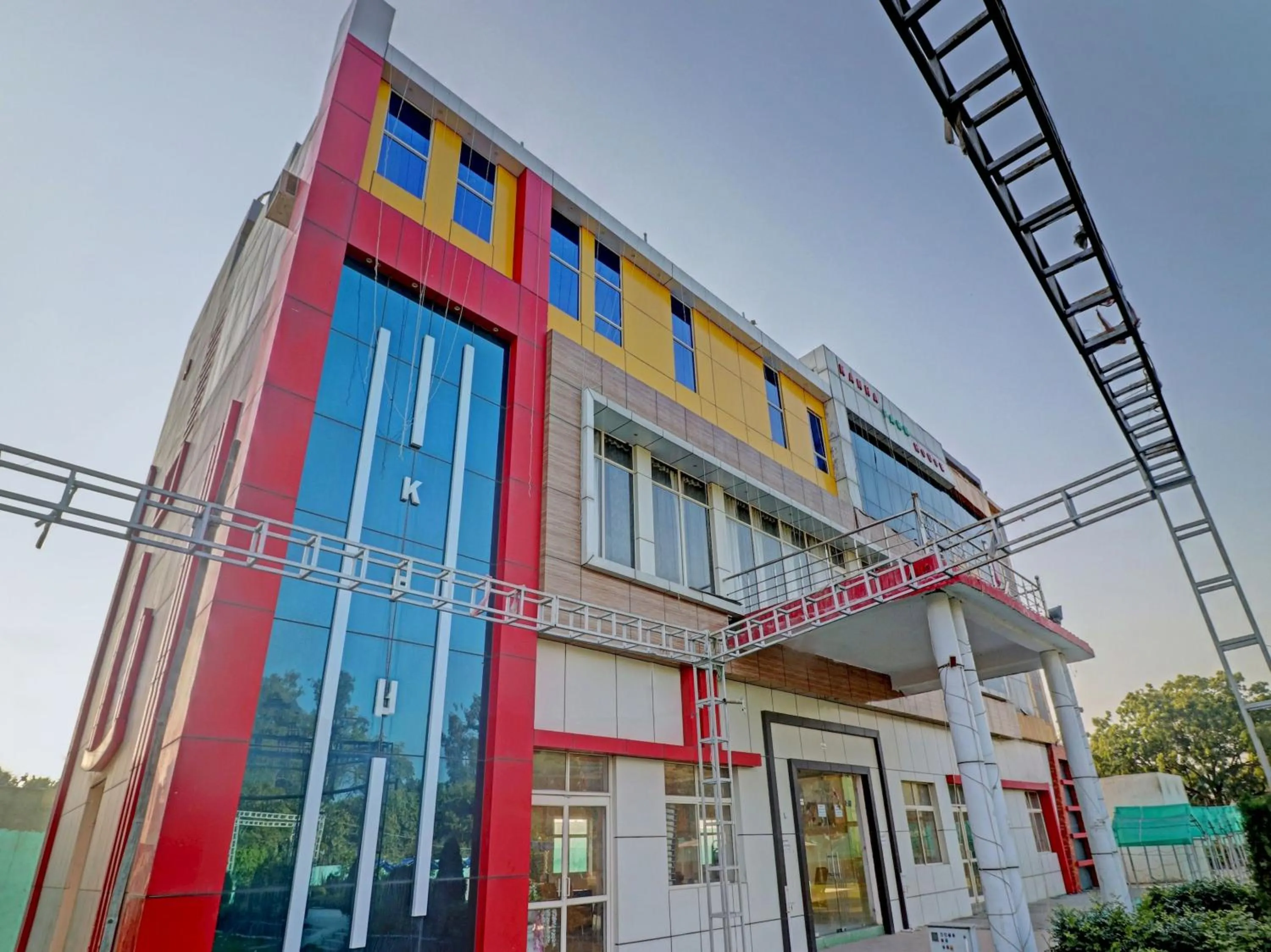 Facade/entrance in Capital O Kanha Resort