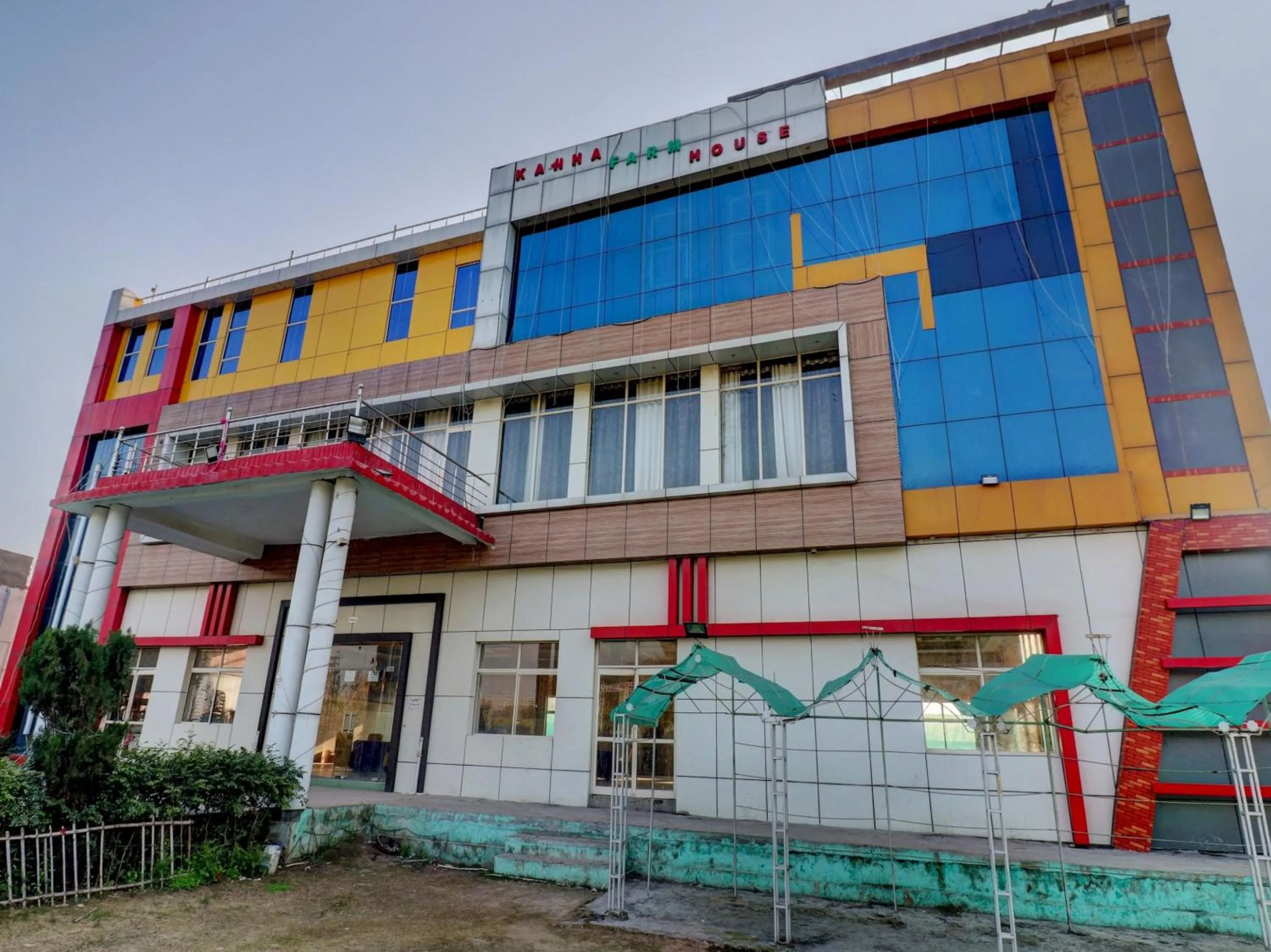 Facade/entrance in Capital O Kanha Resort