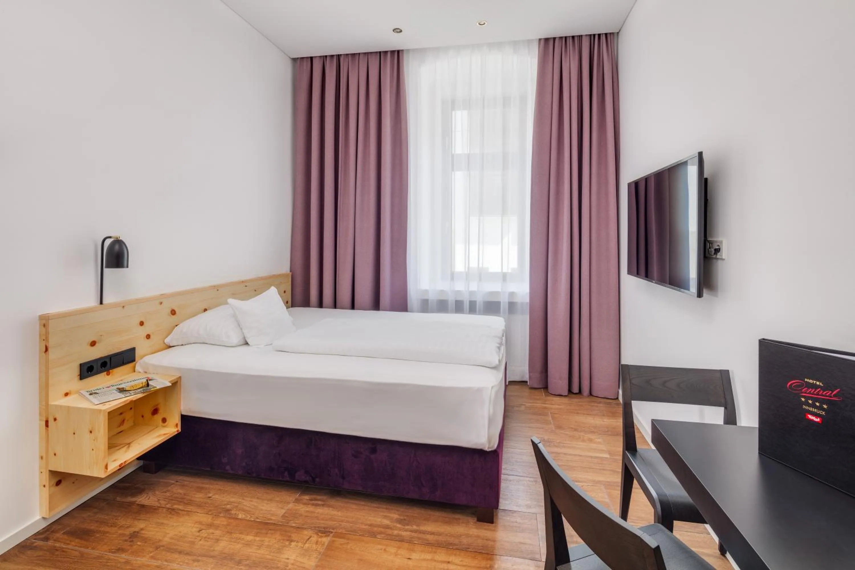 Photo of the whole room, Bed in Hotel Central