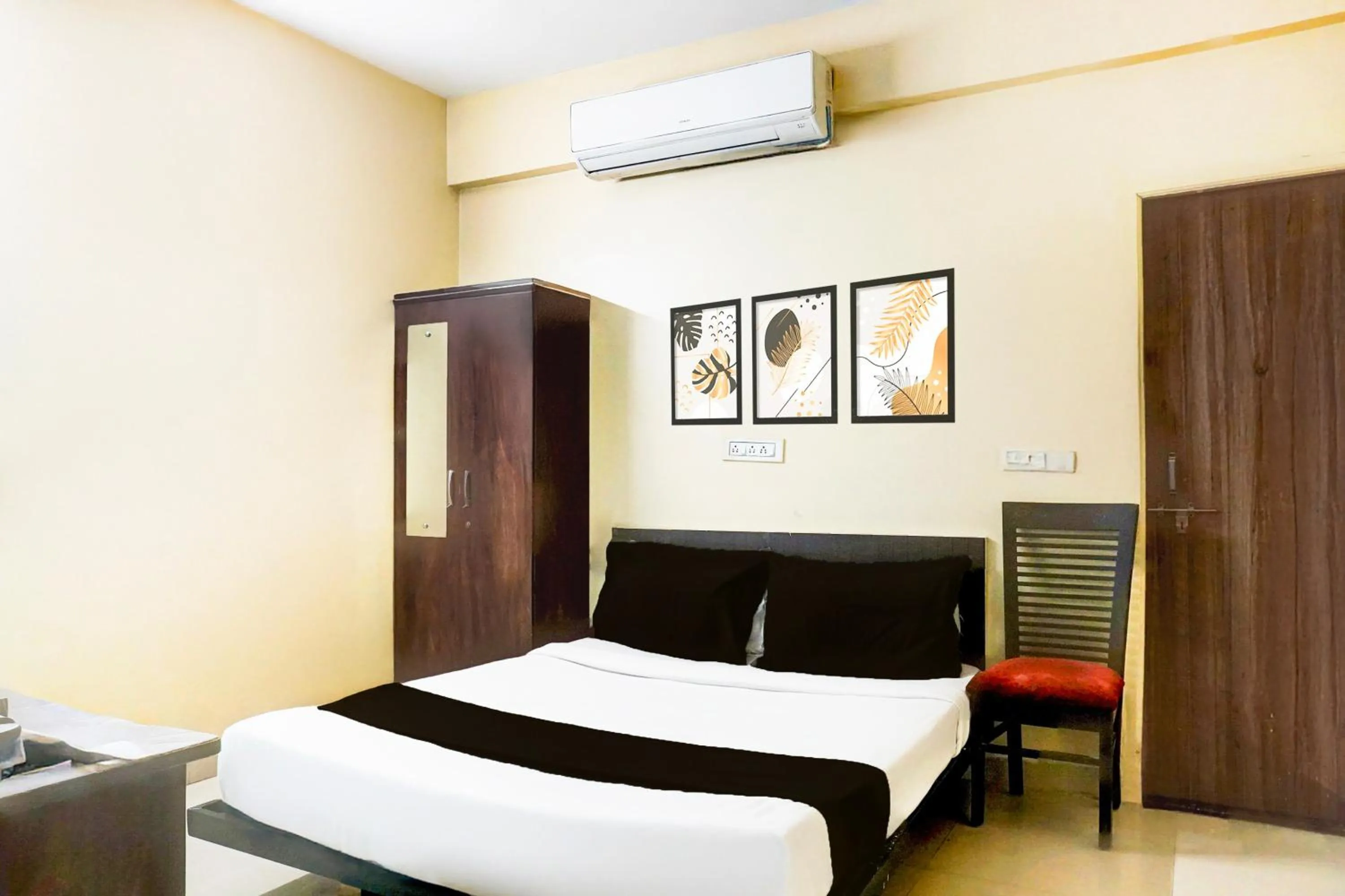 Bedroom, Bed in Super Hotel O Laxmi Chowk Hinjewadi