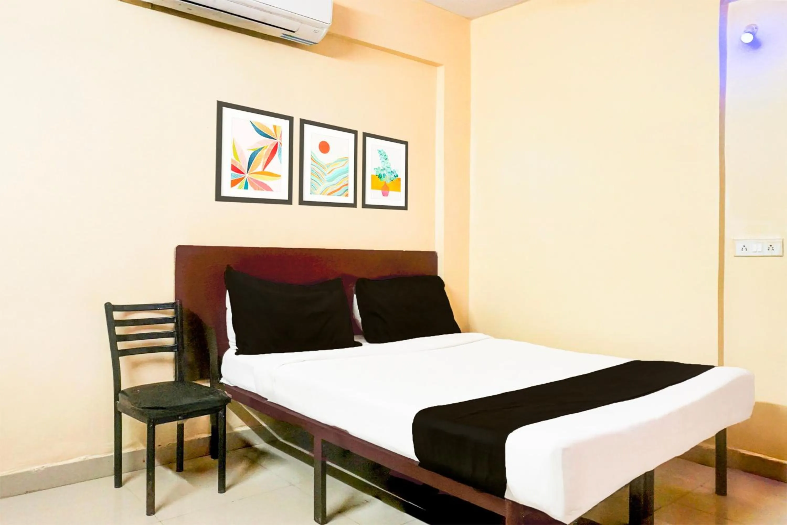 Bedroom, Bed in Super Hotel O Laxmi Chowk Hinjewadi