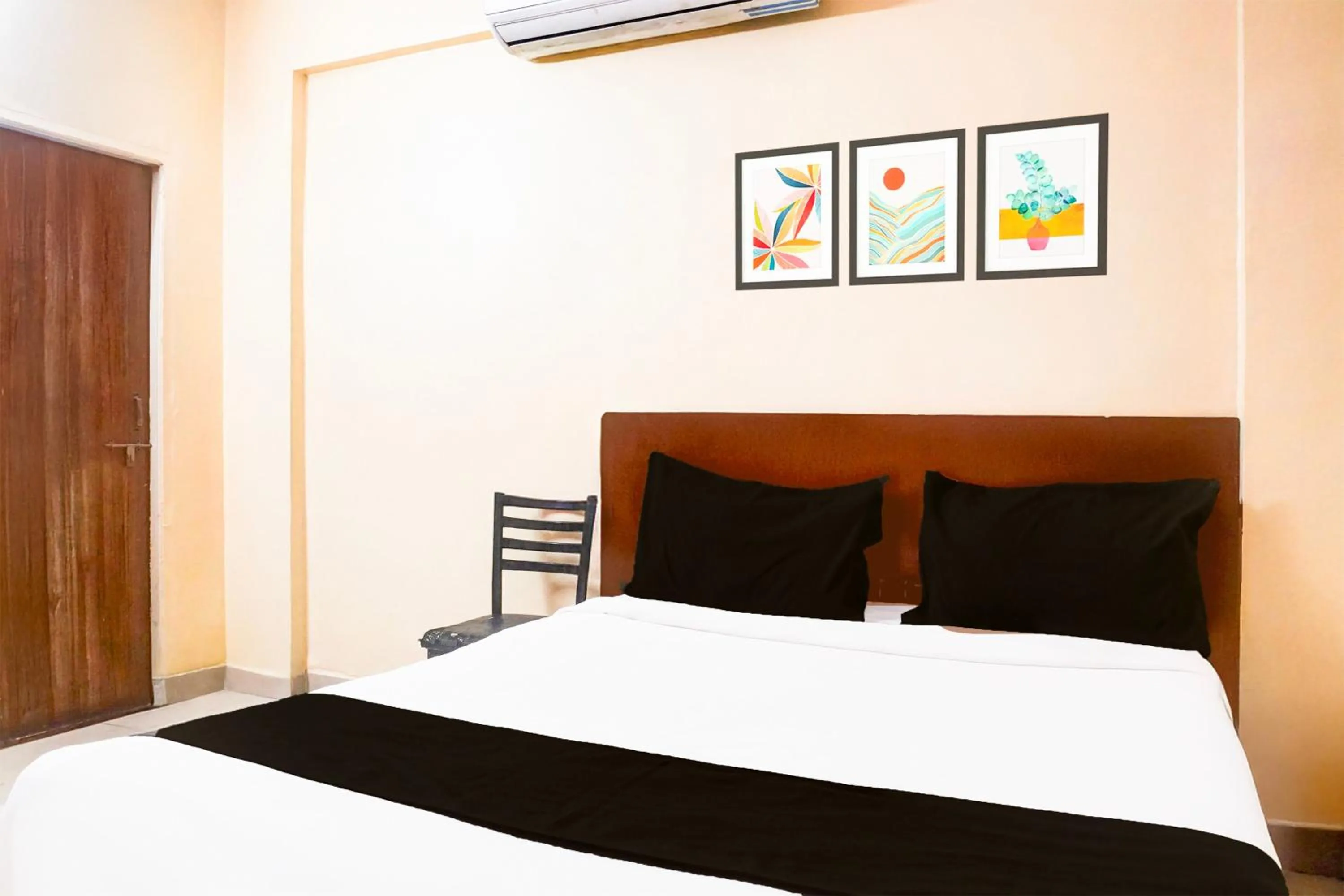 Bedroom, Bed in Super Hotel O Laxmi Chowk Hinjewadi