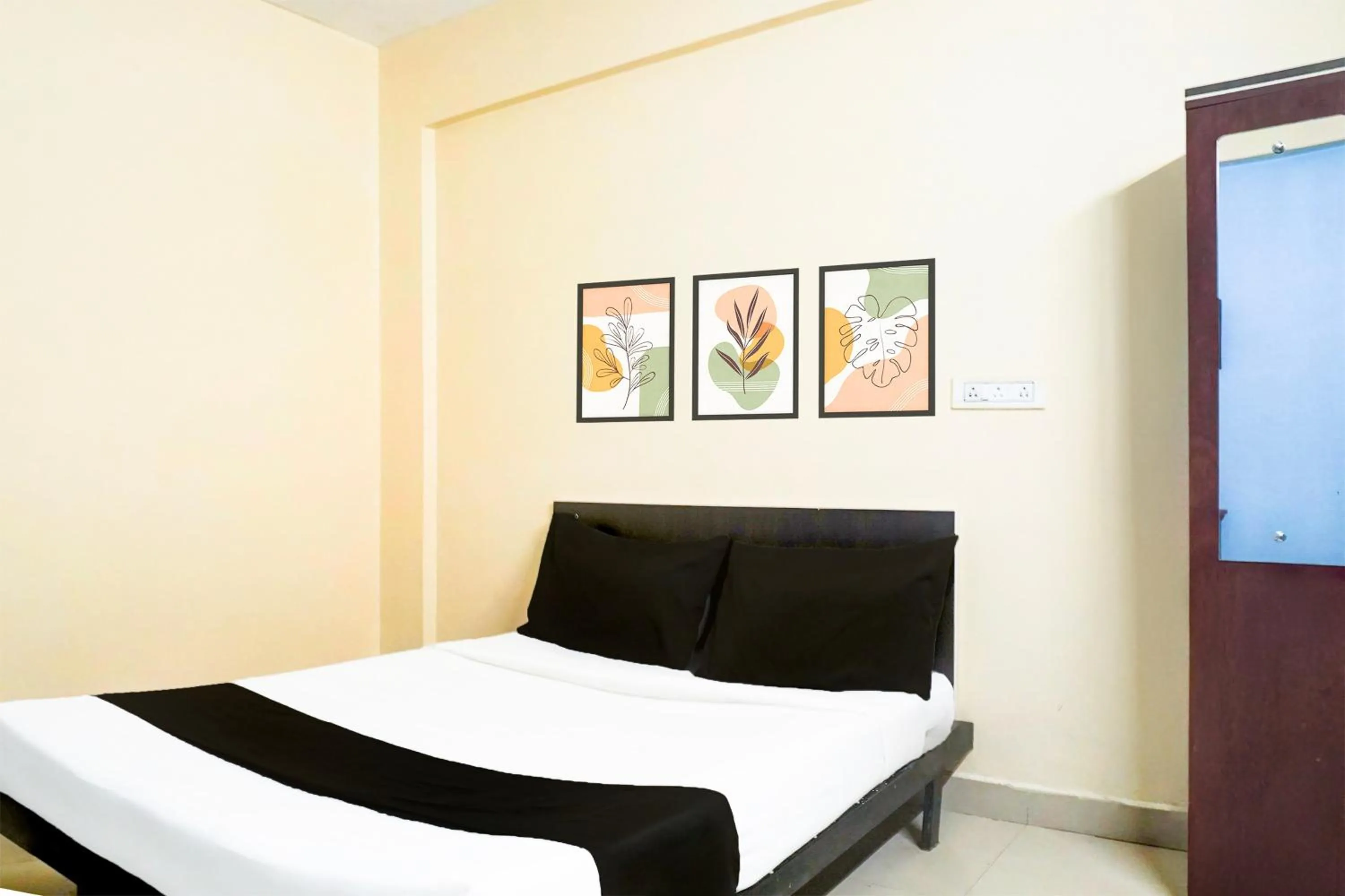 Bedroom, Bed in Super Hotel O Laxmi Chowk Hinjewadi