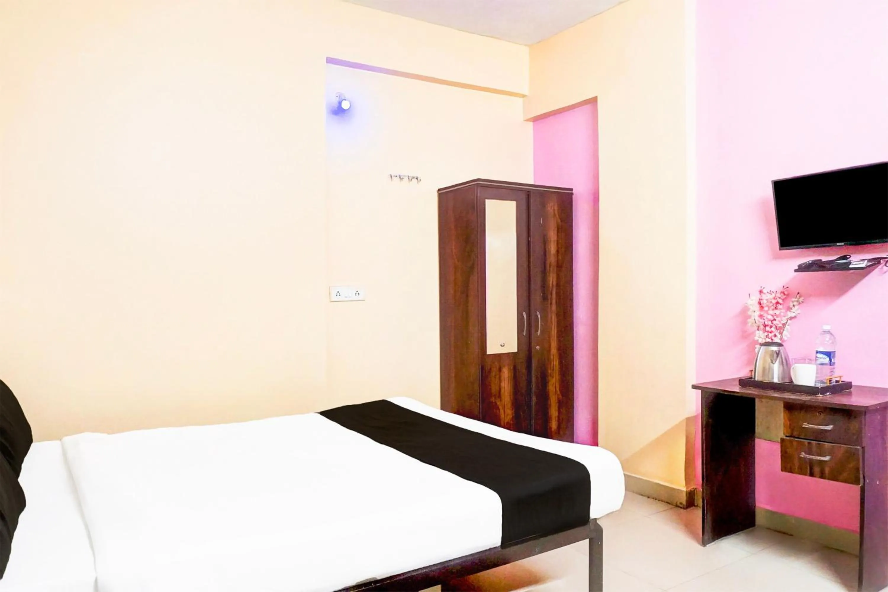 Bedroom, Bed in Super Hotel O Laxmi Chowk Hinjewadi