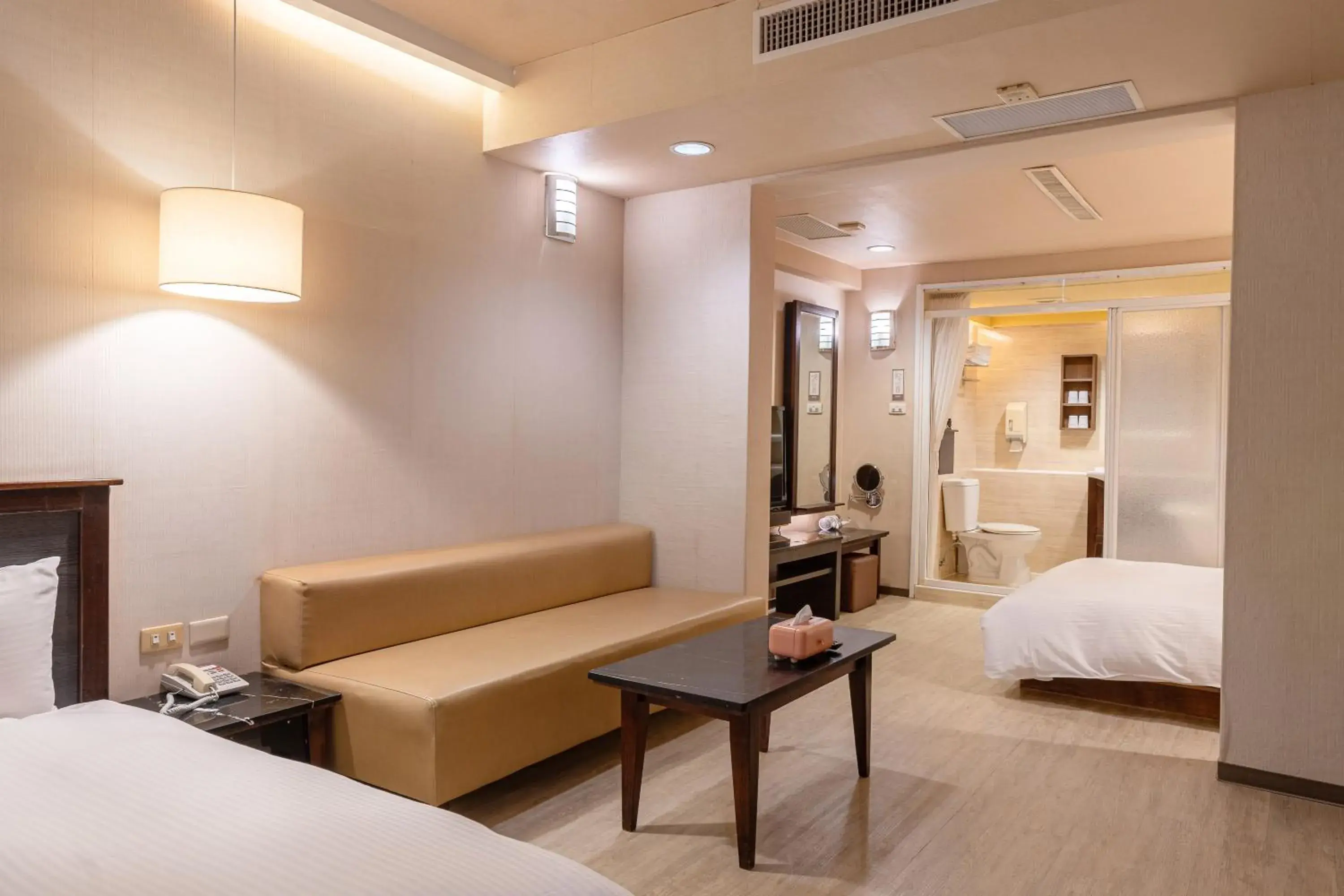 Photo of the whole room, Bed in Guide Hotel Kaohsiung Shinkuchan Photo of the whole room, Bed in Guide Hotel Kaohsiung Shinkuchan