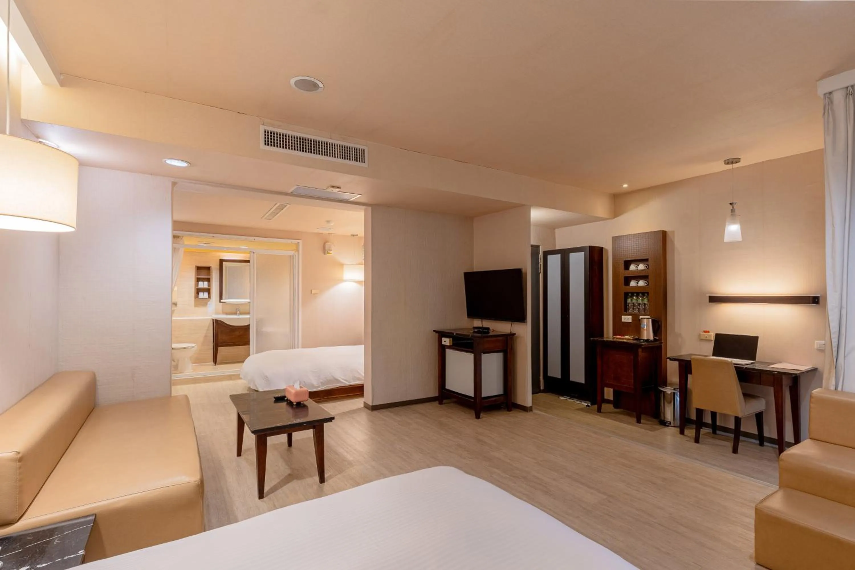 Photo of the whole room, Bed in Guide Hotel Kaohsiung Shinkuchan