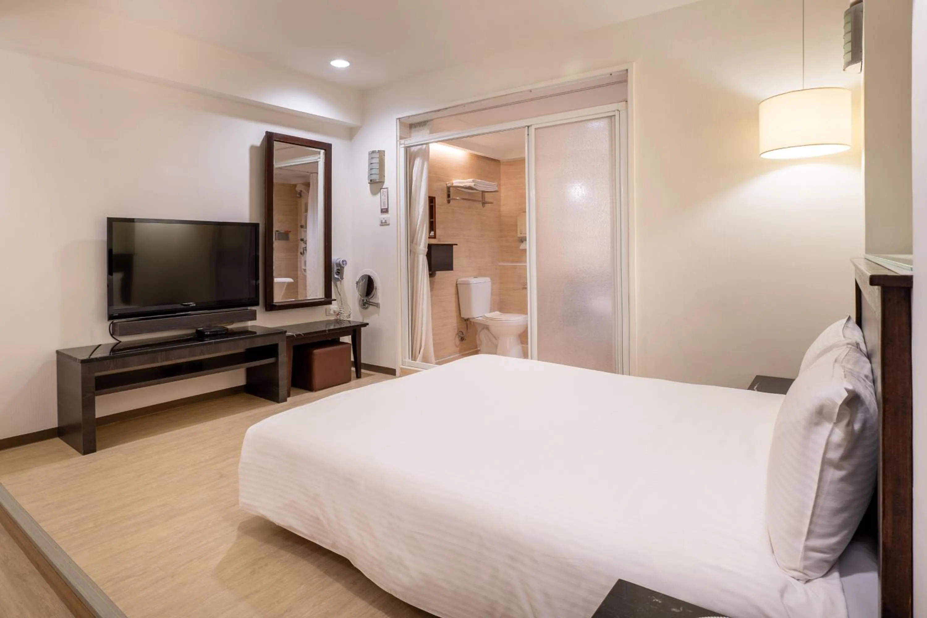 Photo of the whole room, Bed in Guide Hotel Kaohsiung Shinkuchan