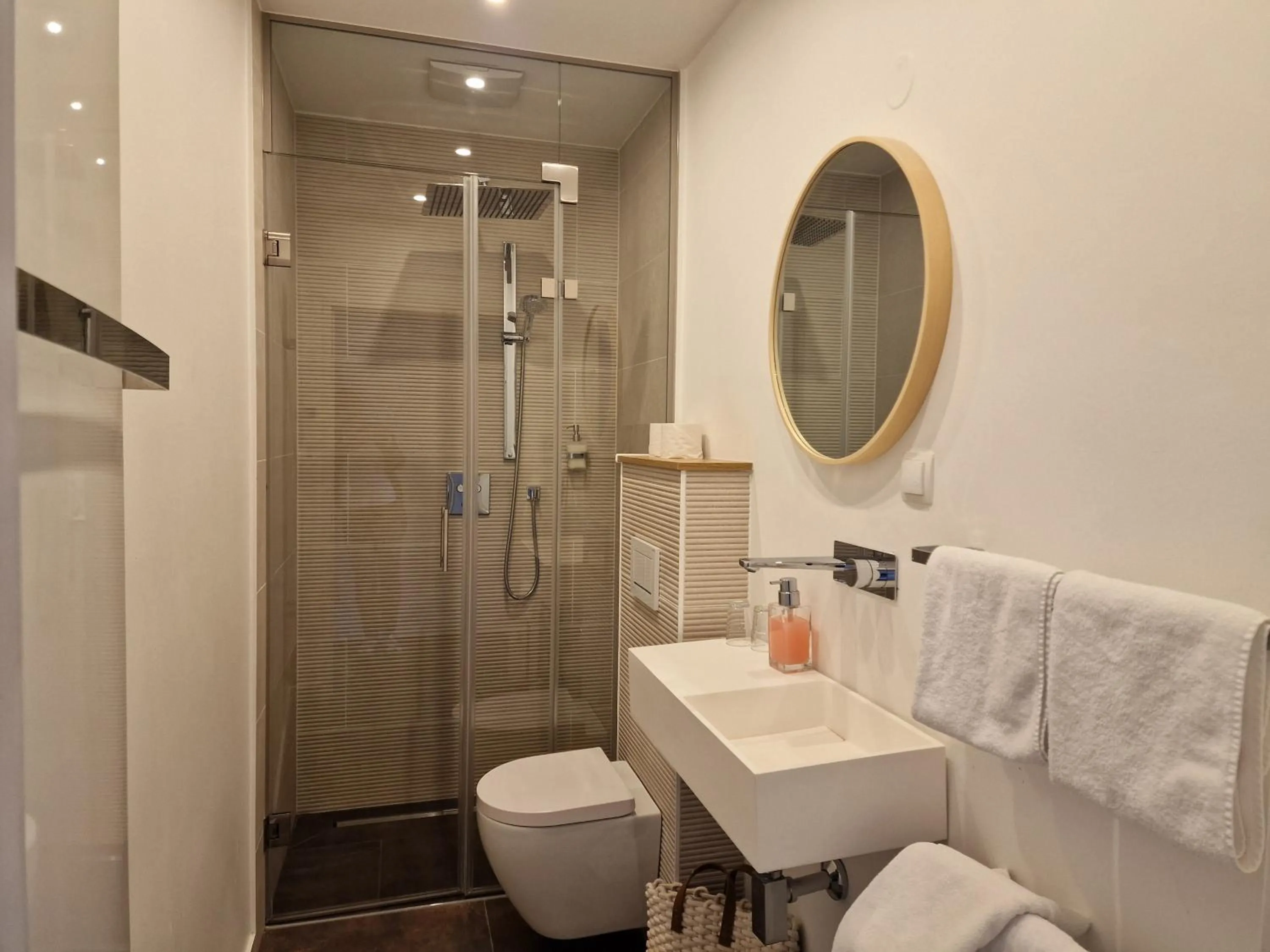 Shower in HOTEL MARIA