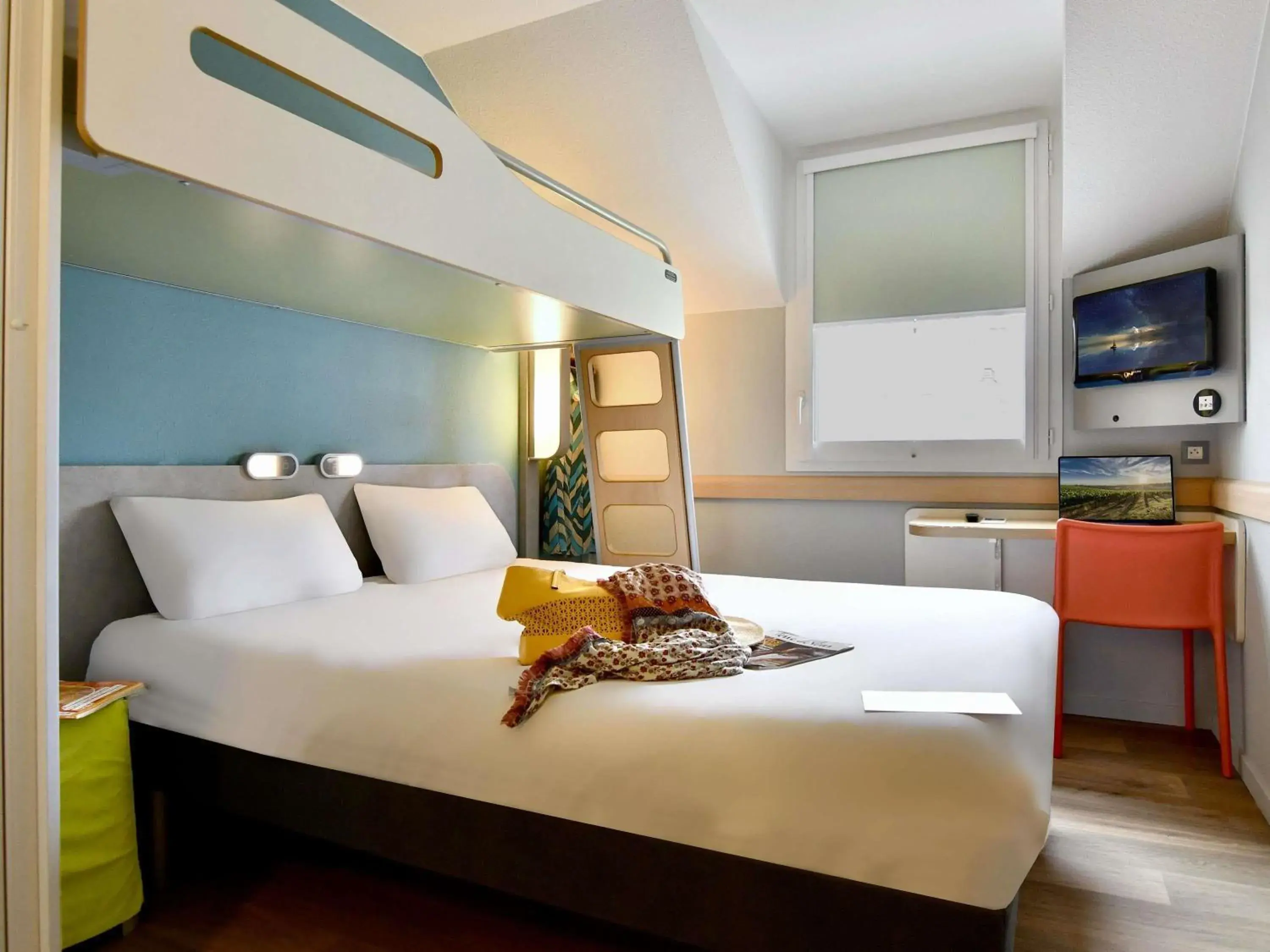 Triple Room with One Double Bed and One Bunk Bed in ibis budget Cholet Centre Triple Room with One Double Bed and One Bunk Bed in ibis budget Cholet Centre