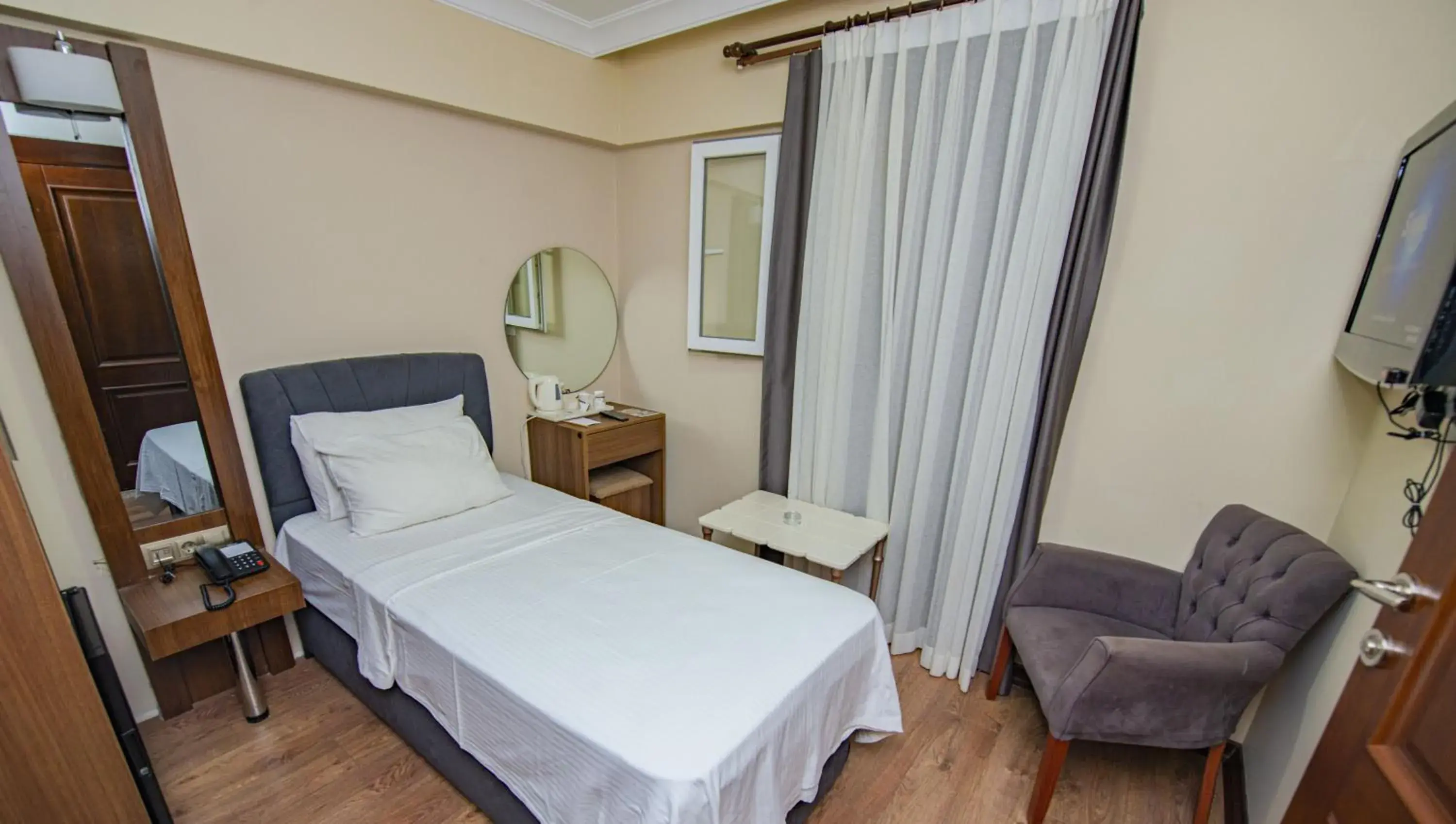 Bed in Red Green Bed in Red Green