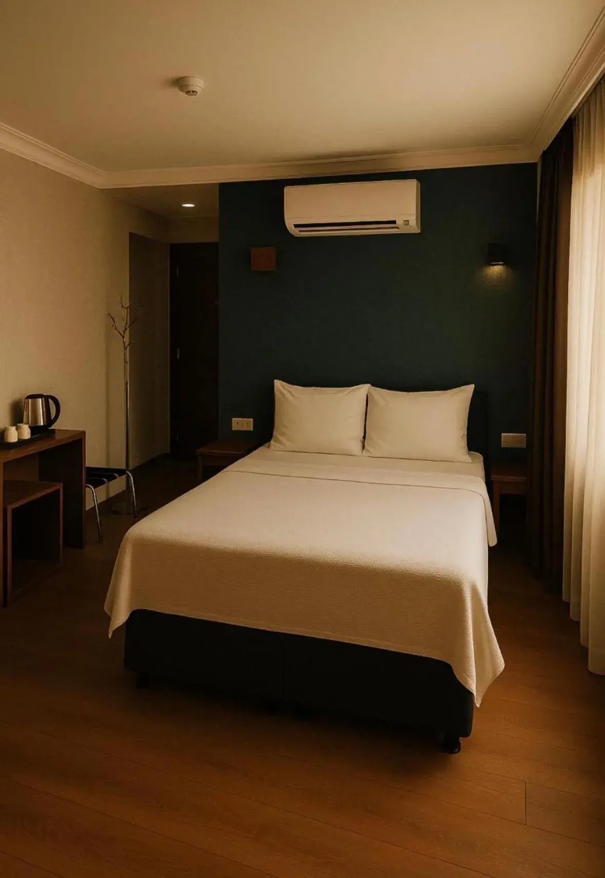 Photo of the whole room, Bed in Red Green Photo of the whole room, Bed in Red Green