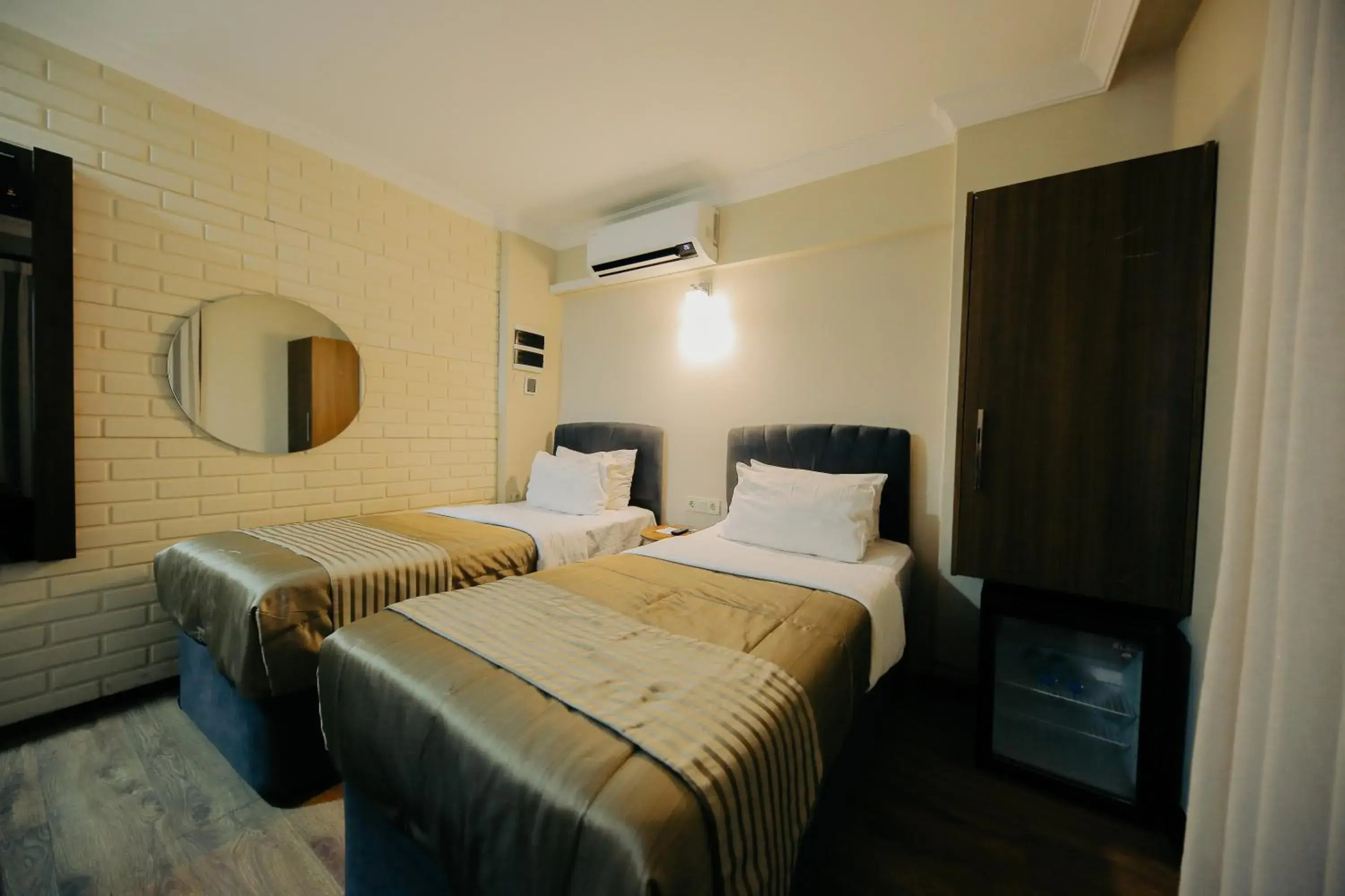 Bed in Red Green Bed in Red Green