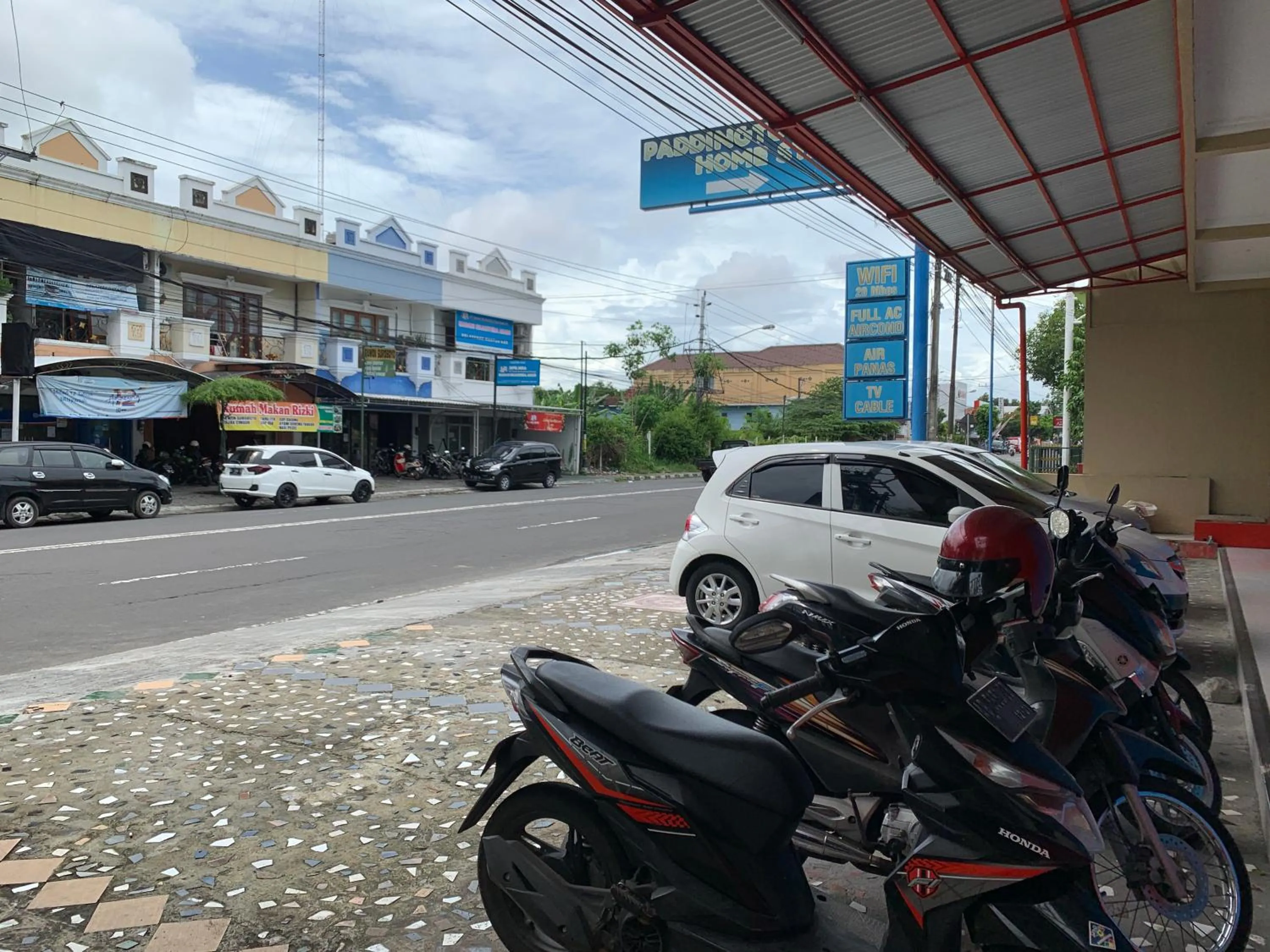 RedDoorz near Gembira Loka Zoo 3