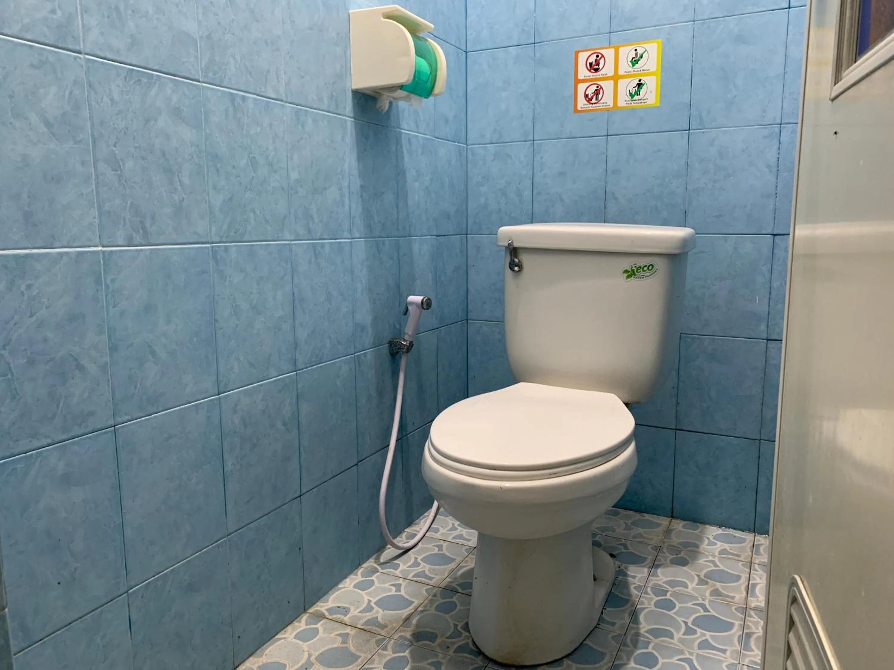 Bathroom in RedDoorz near Gembira Loka Zoo 3