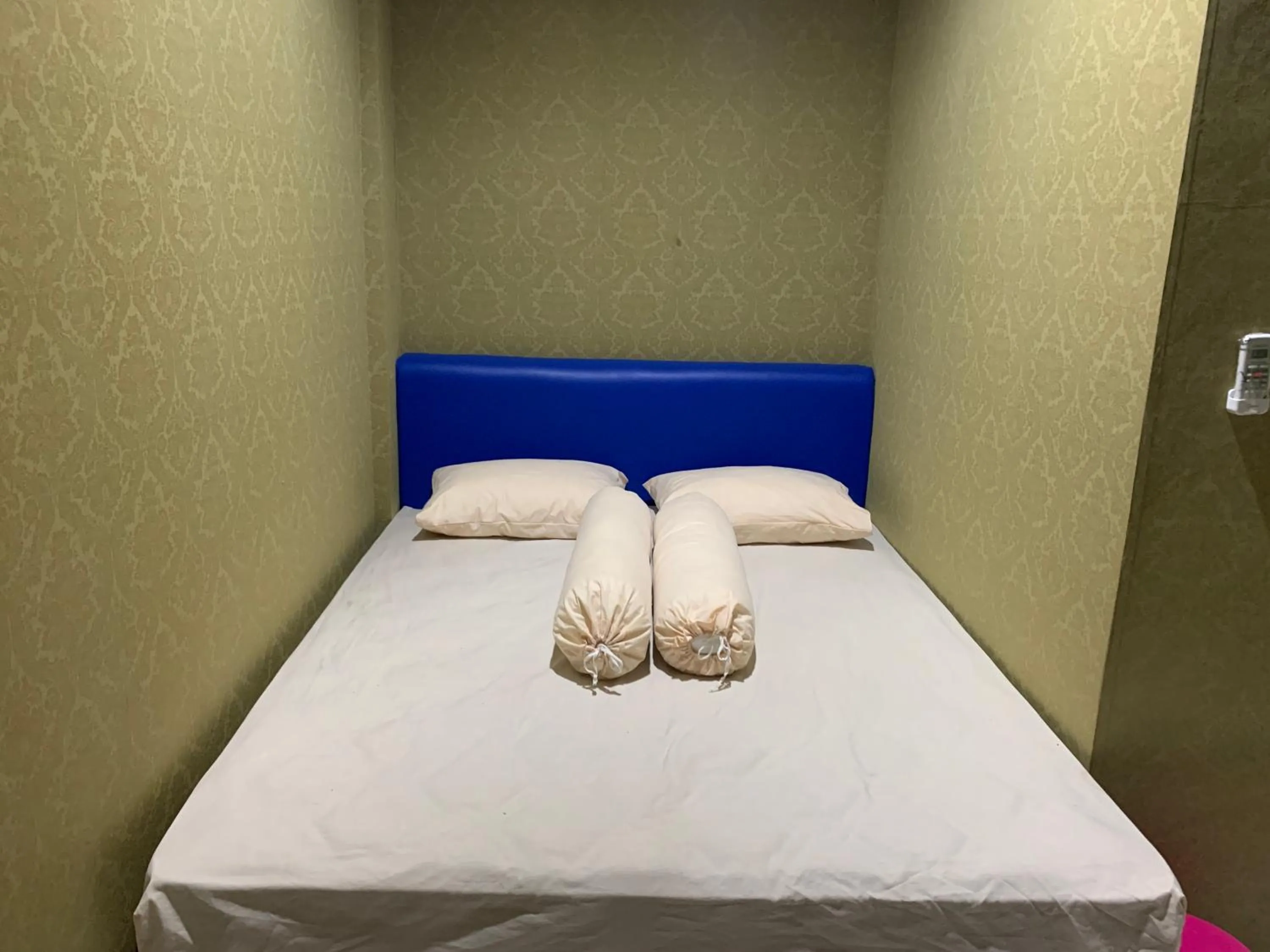 Bed in RedDoorz near Gembira Loka Zoo 3