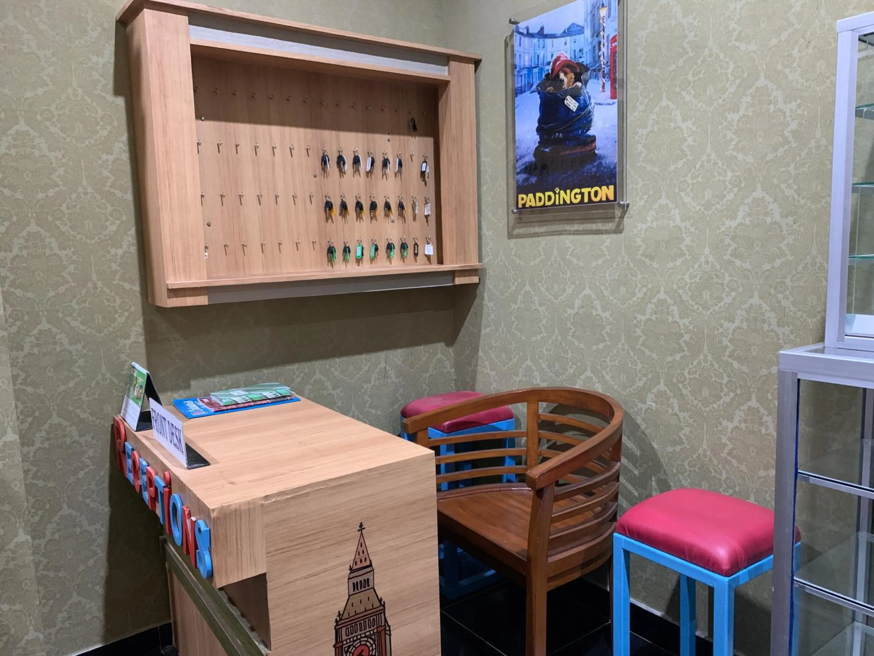 Lobby or reception in RedDoorz near Gembira Loka Zoo 3