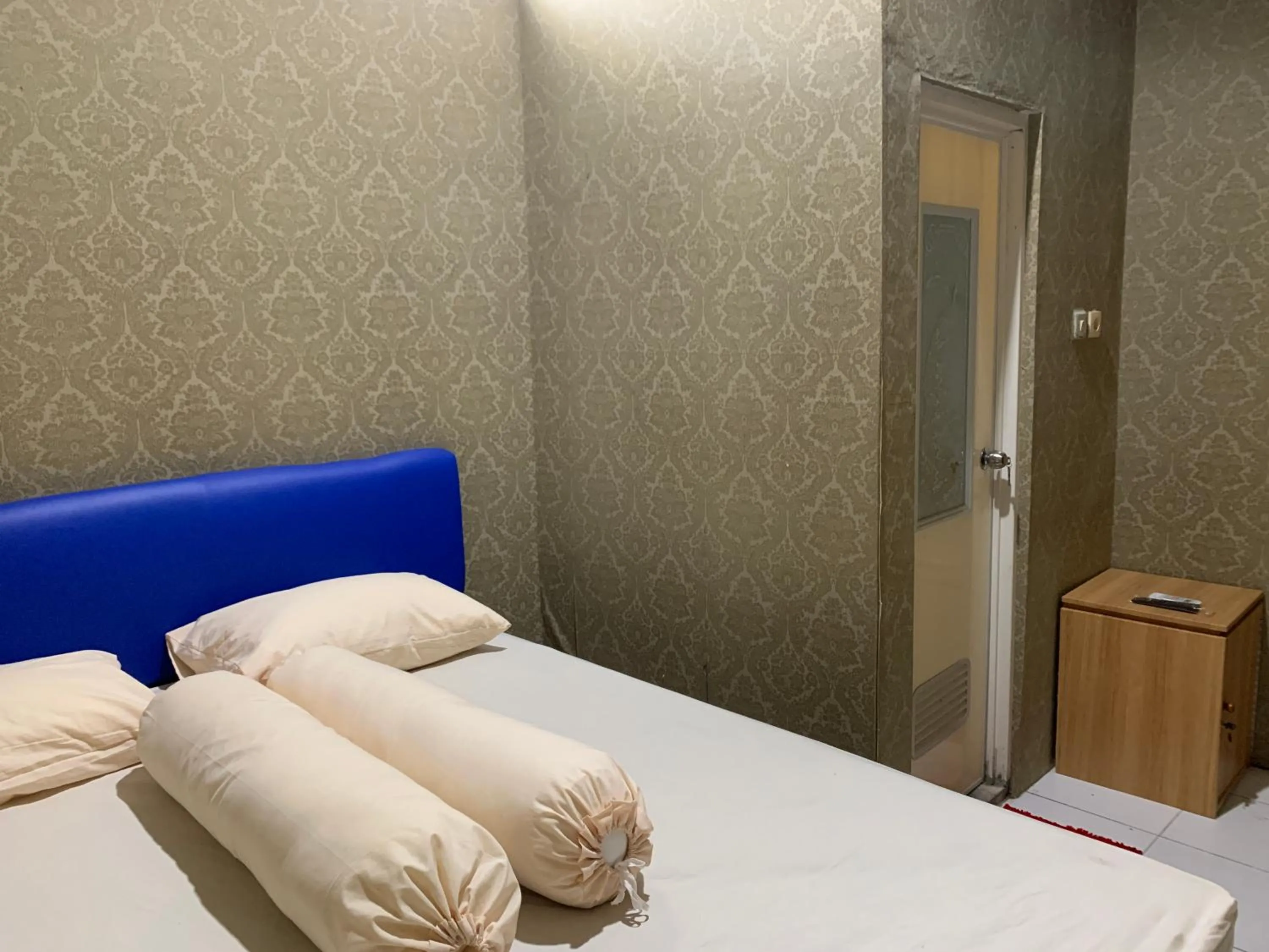 Bedroom, Bed in RedDoorz near Gembira Loka Zoo 3