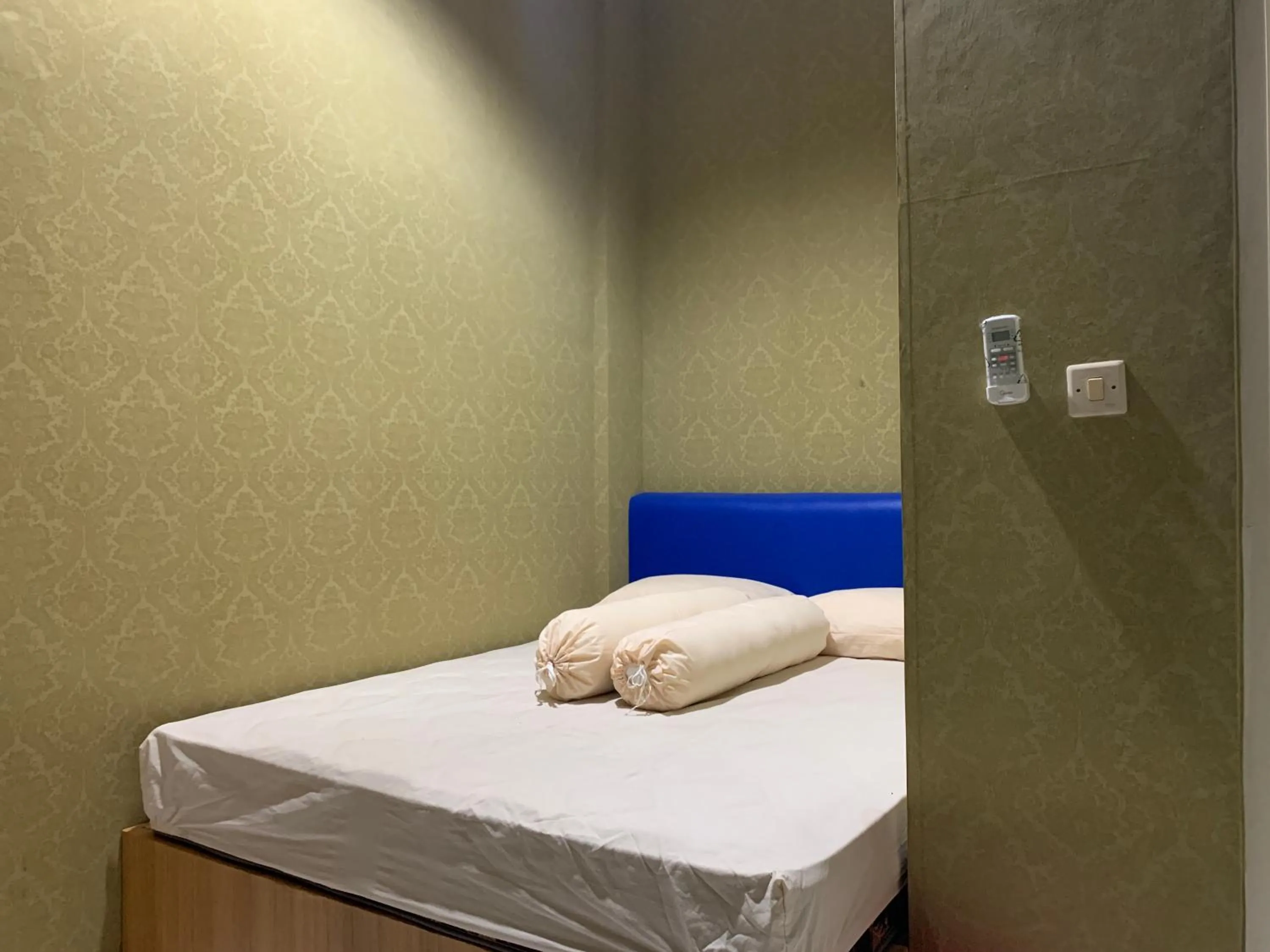 Bedroom, Bed in RedDoorz near Gembira Loka Zoo 3