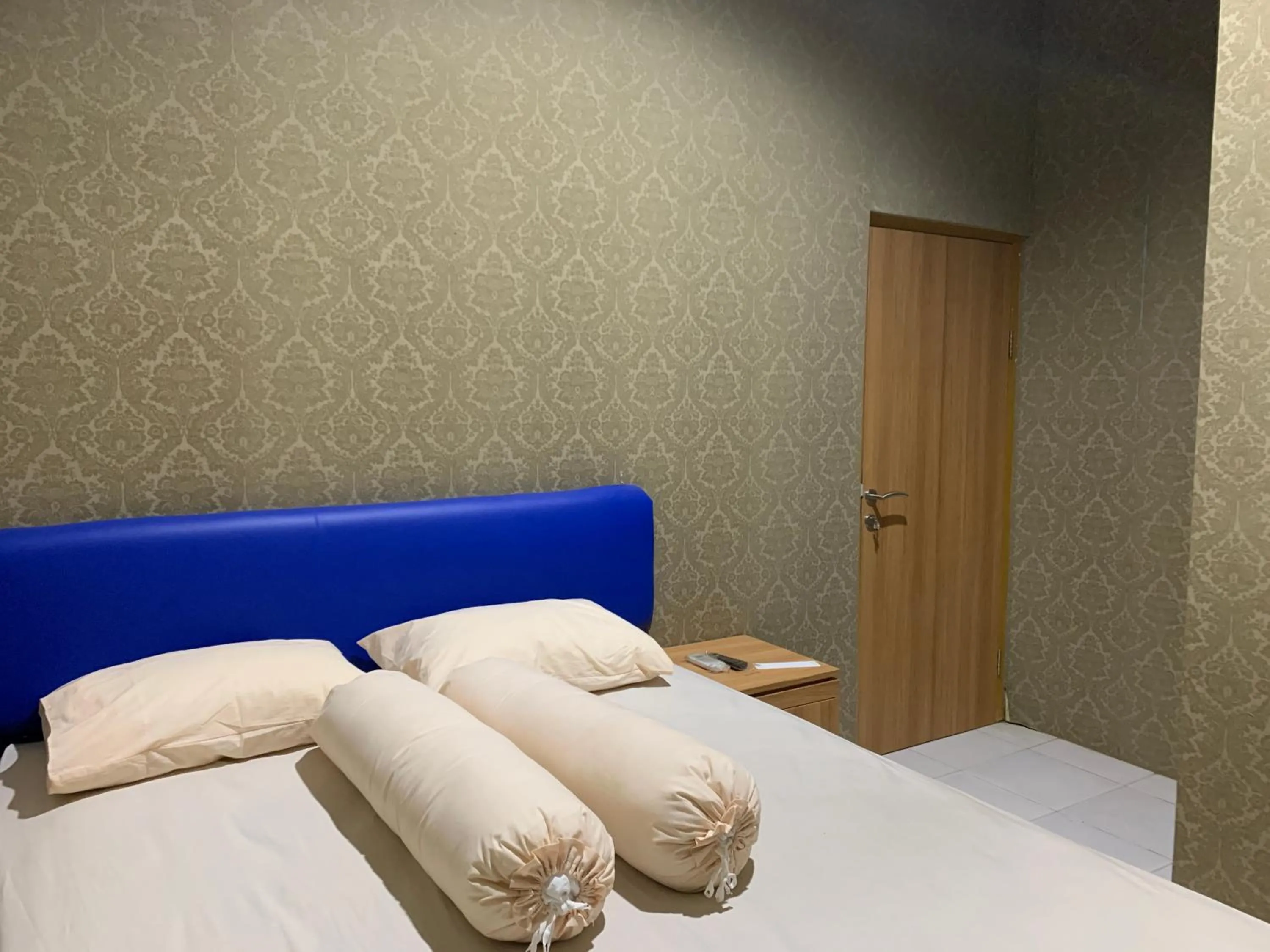 Bed in RedDoorz near Gembira Loka Zoo 3