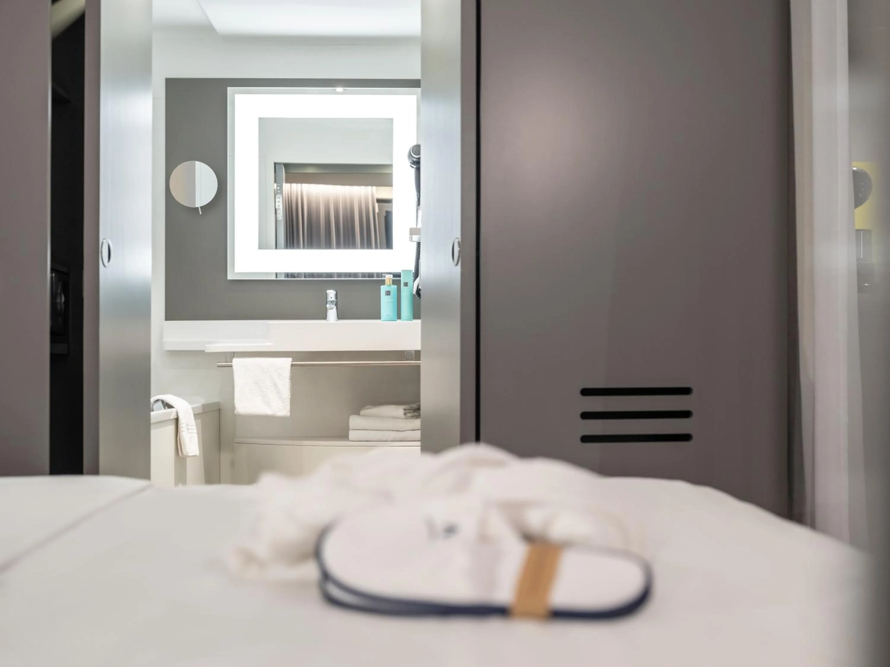 Bed in Novotel Suites Wien City Donau