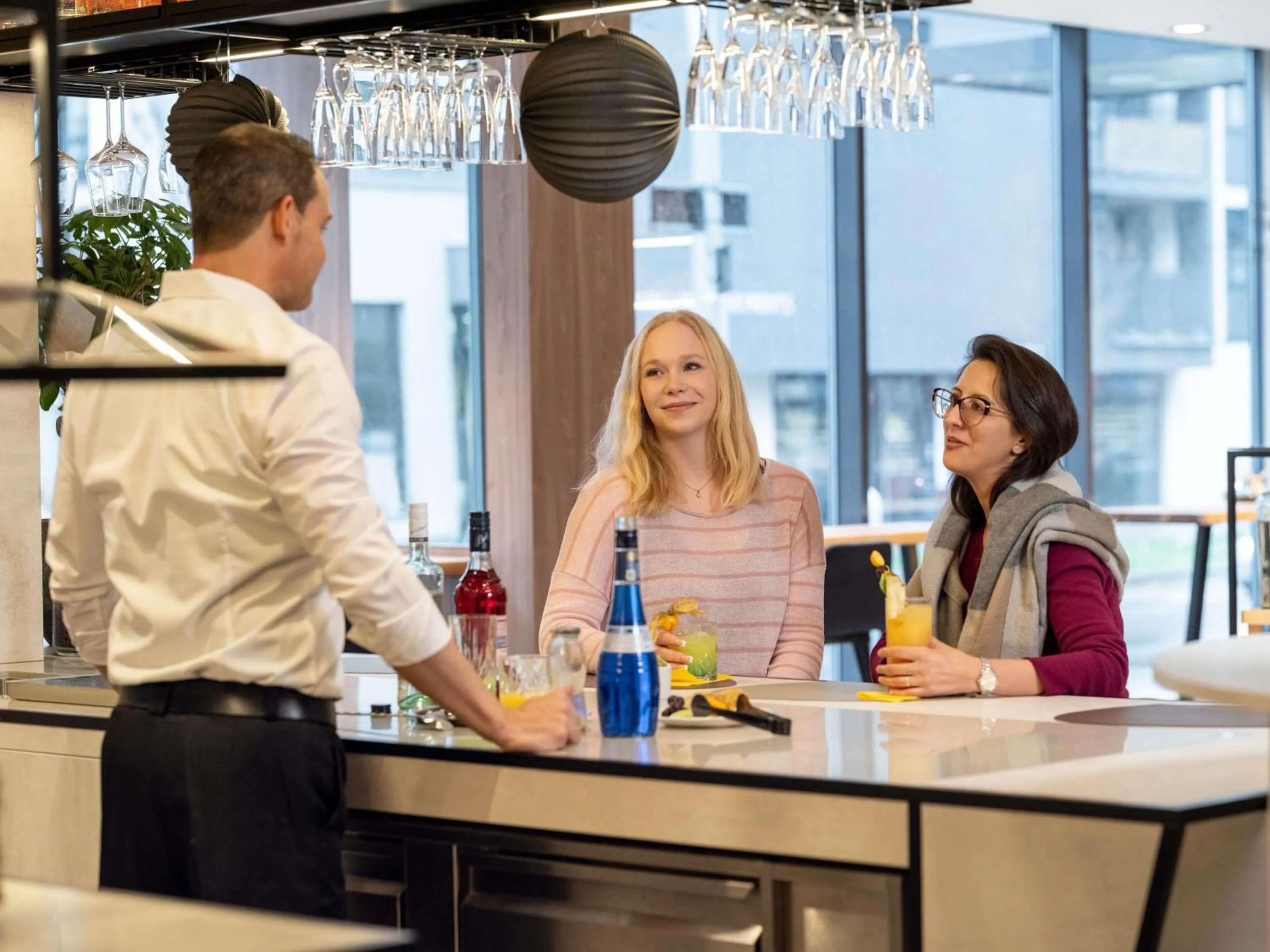 Lounge or bar in Novotel Suites Wien City Donau