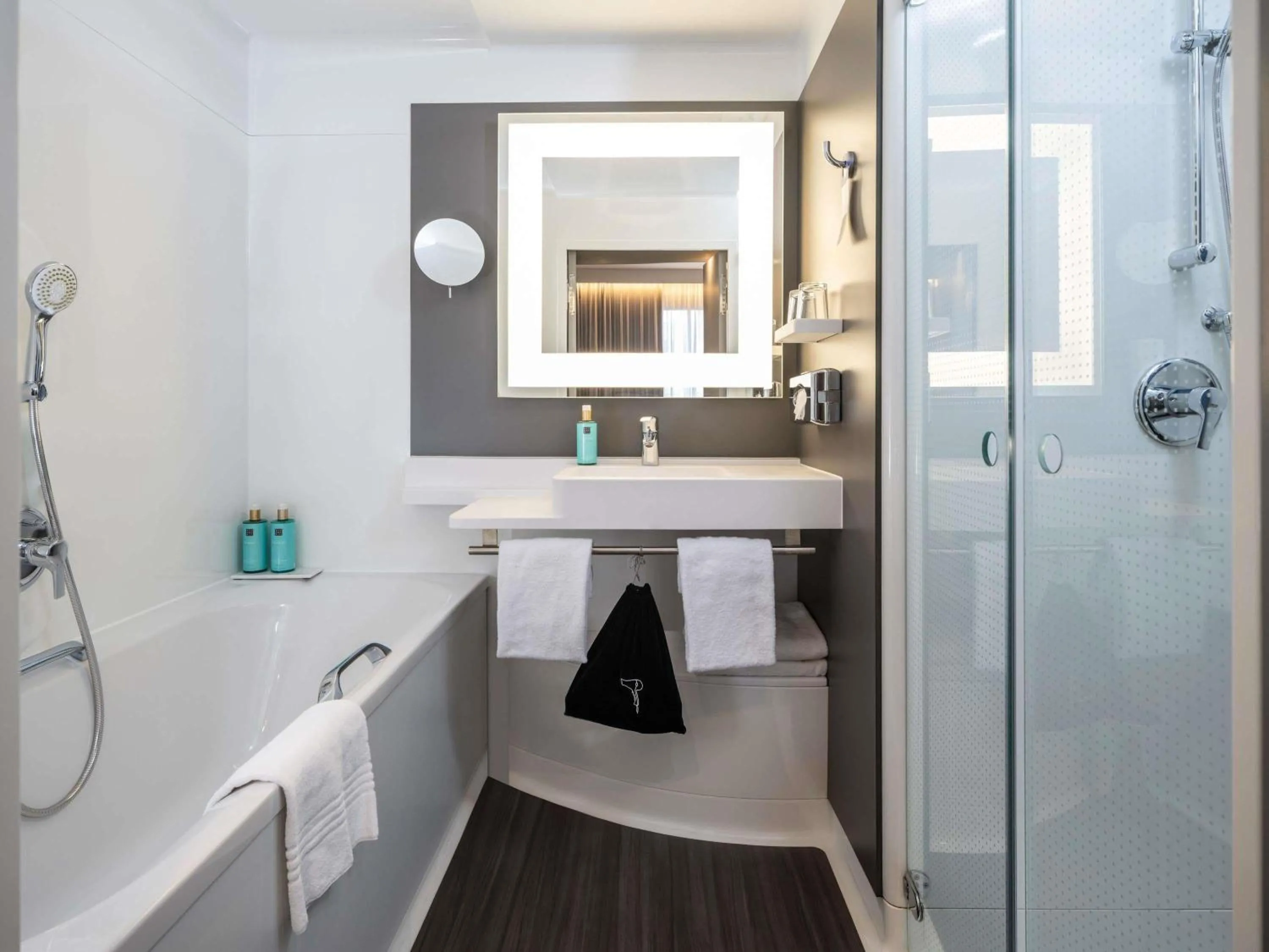 Bedroom in Novotel Suites Wien City Donau